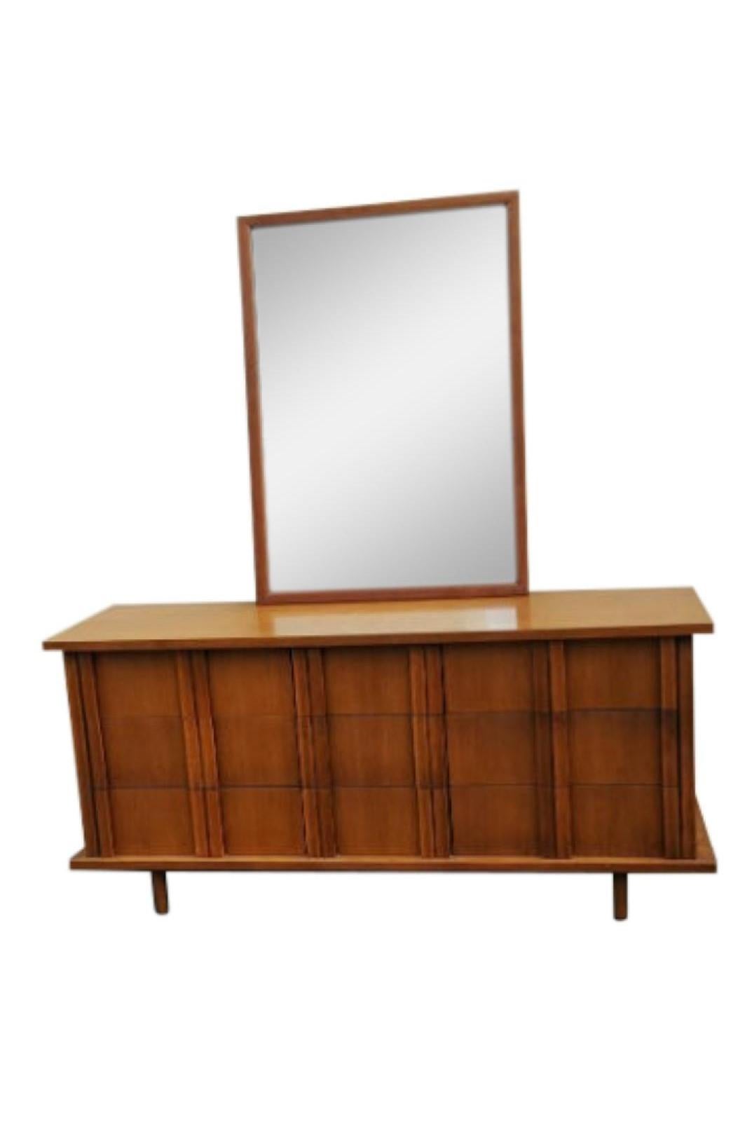 1960s American of Martinsville 9 Drawer Walnut Dresser with Matching Mirror For Sale 5