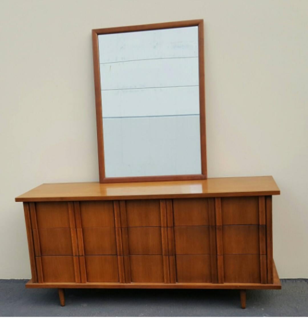 1960s American of Martinsville 9 Drawer Walnut Dresser with Matching Mirror For Sale 6