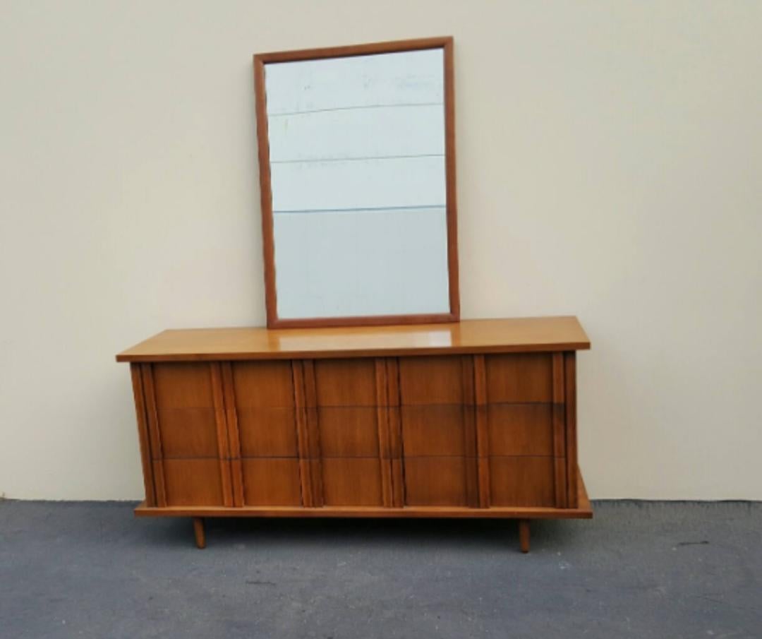1960s American of Martinsville 9 Drawer Walnut Dresser with Matching Mirror For Sale 9
