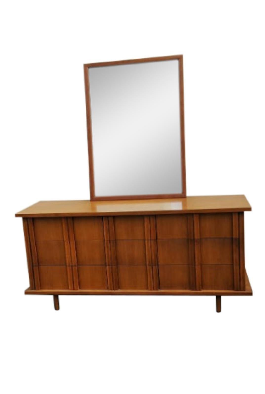 1960s American of Martinsville 9 Drawer Walnut Dresser with Matching Mirror For Sale 1