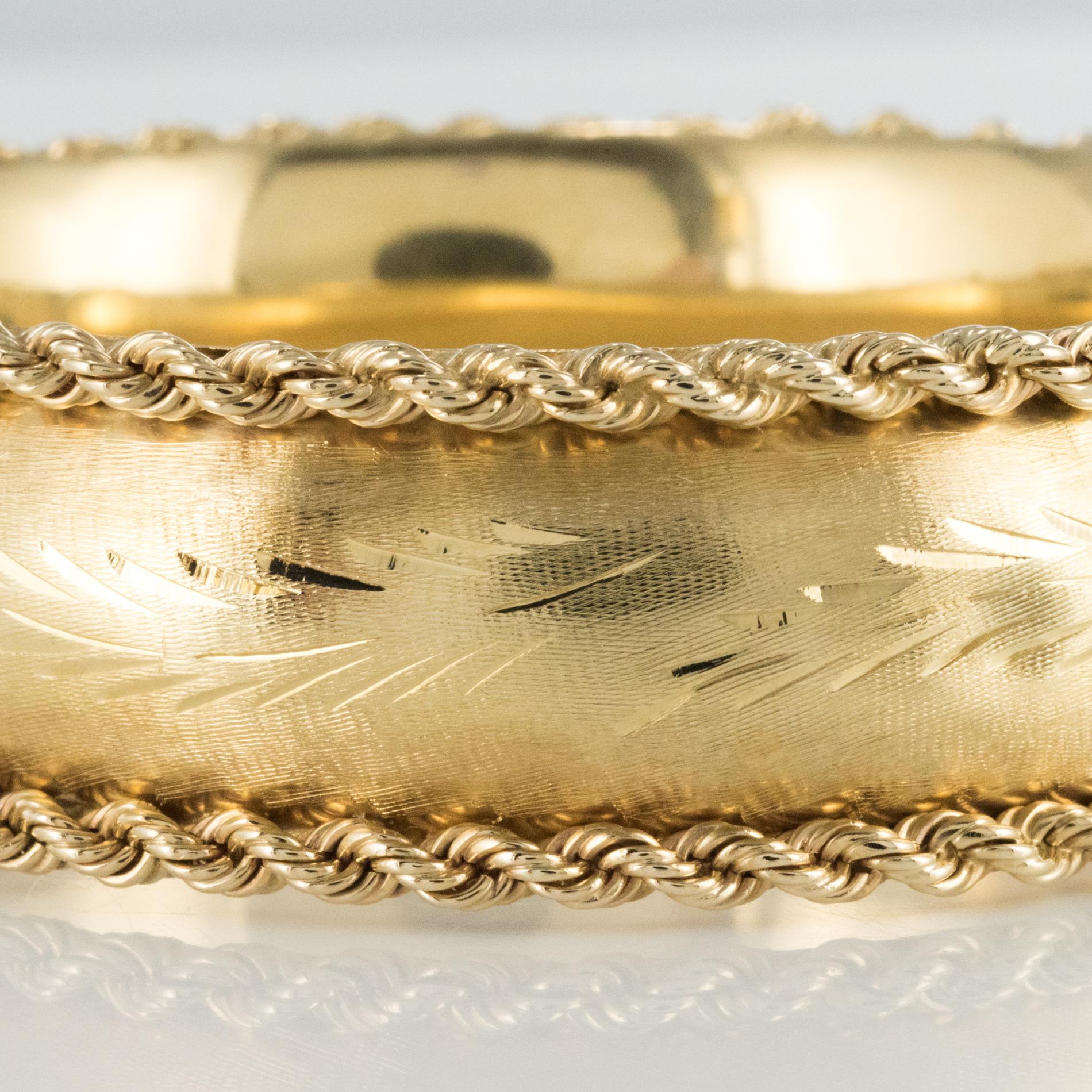 1960s American Yellow Gold Chiselled Bangle Bracelet In Good Condition In Poitiers, FR