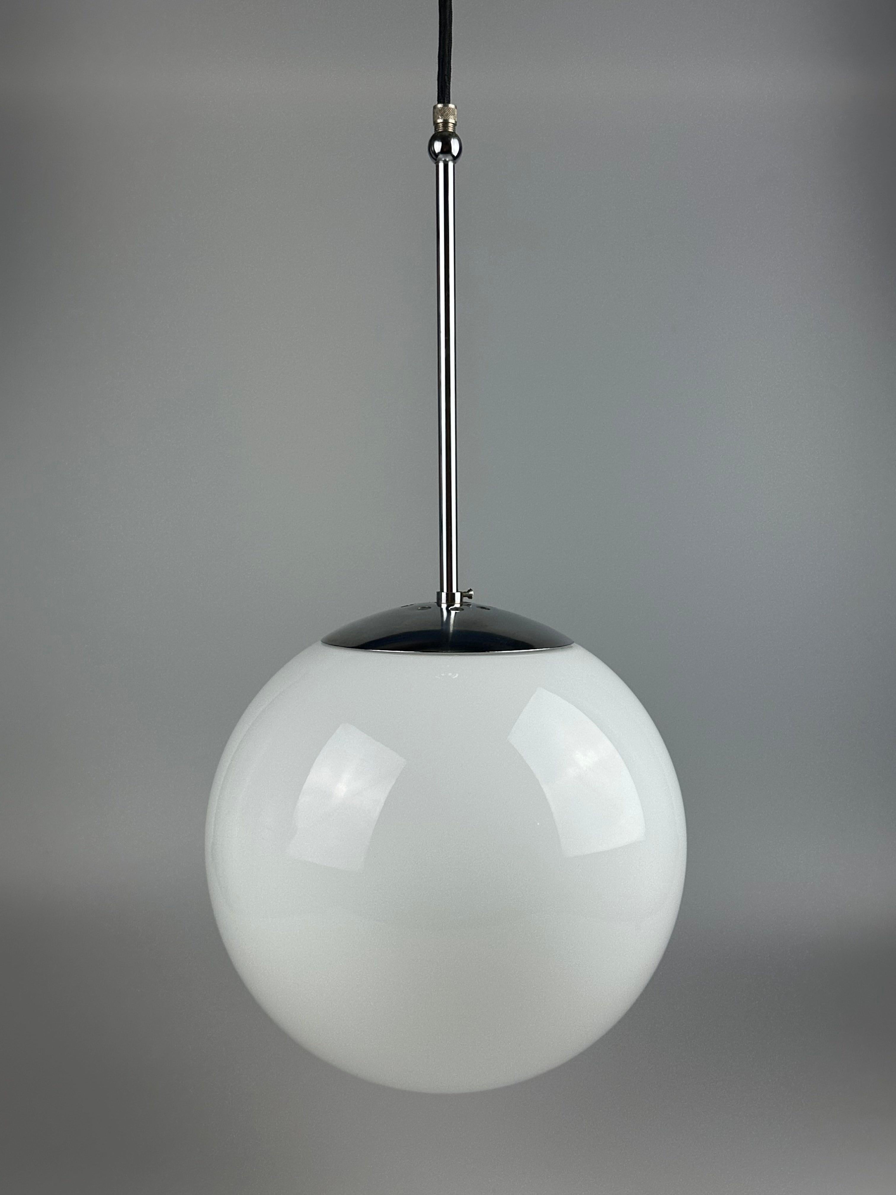 Tedesco Lampada a sospensione Globe degli anni '60 e '70, lampada da soffitto in vetro, design A Space Age in vendita