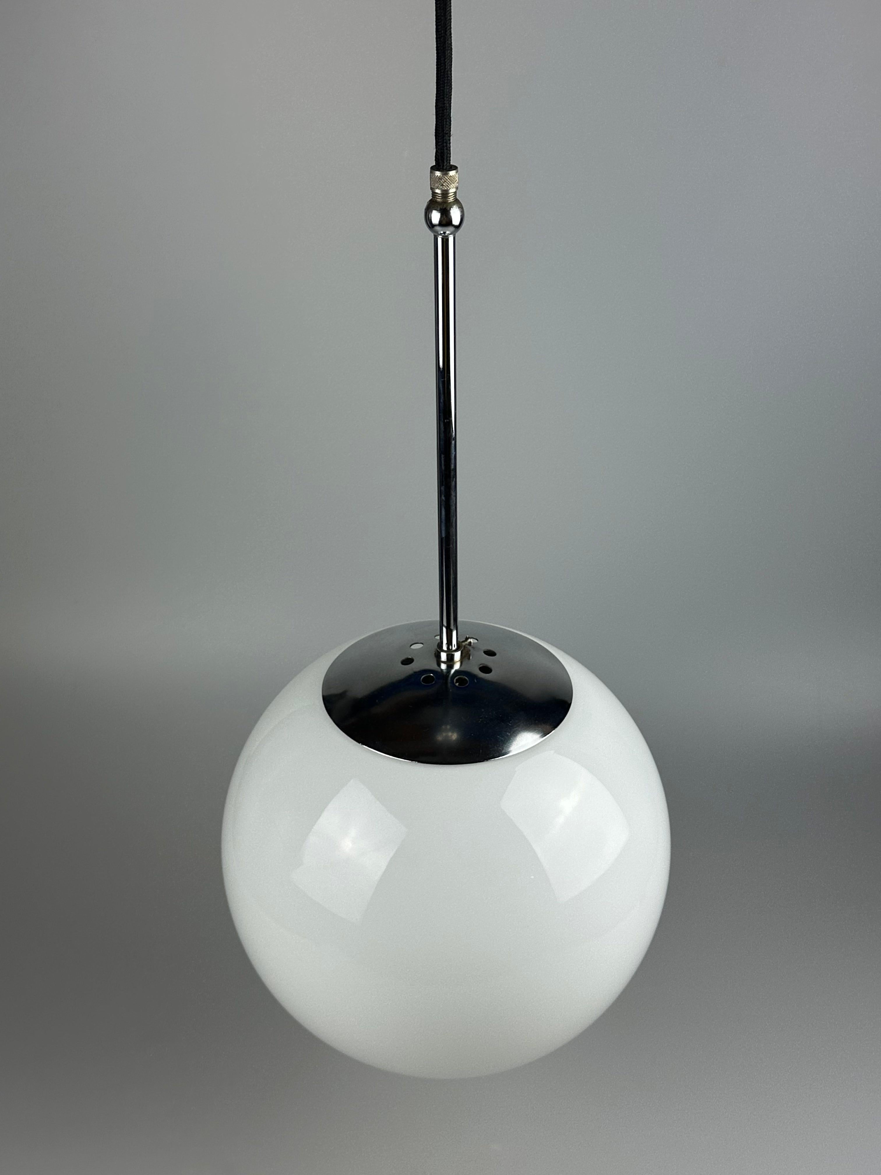 Lampada a sospensione Globe degli anni '60 e '70, lampada da soffitto in vetro, design A Space Age In condizioni buone in vendita a Neuenkirchen, NI