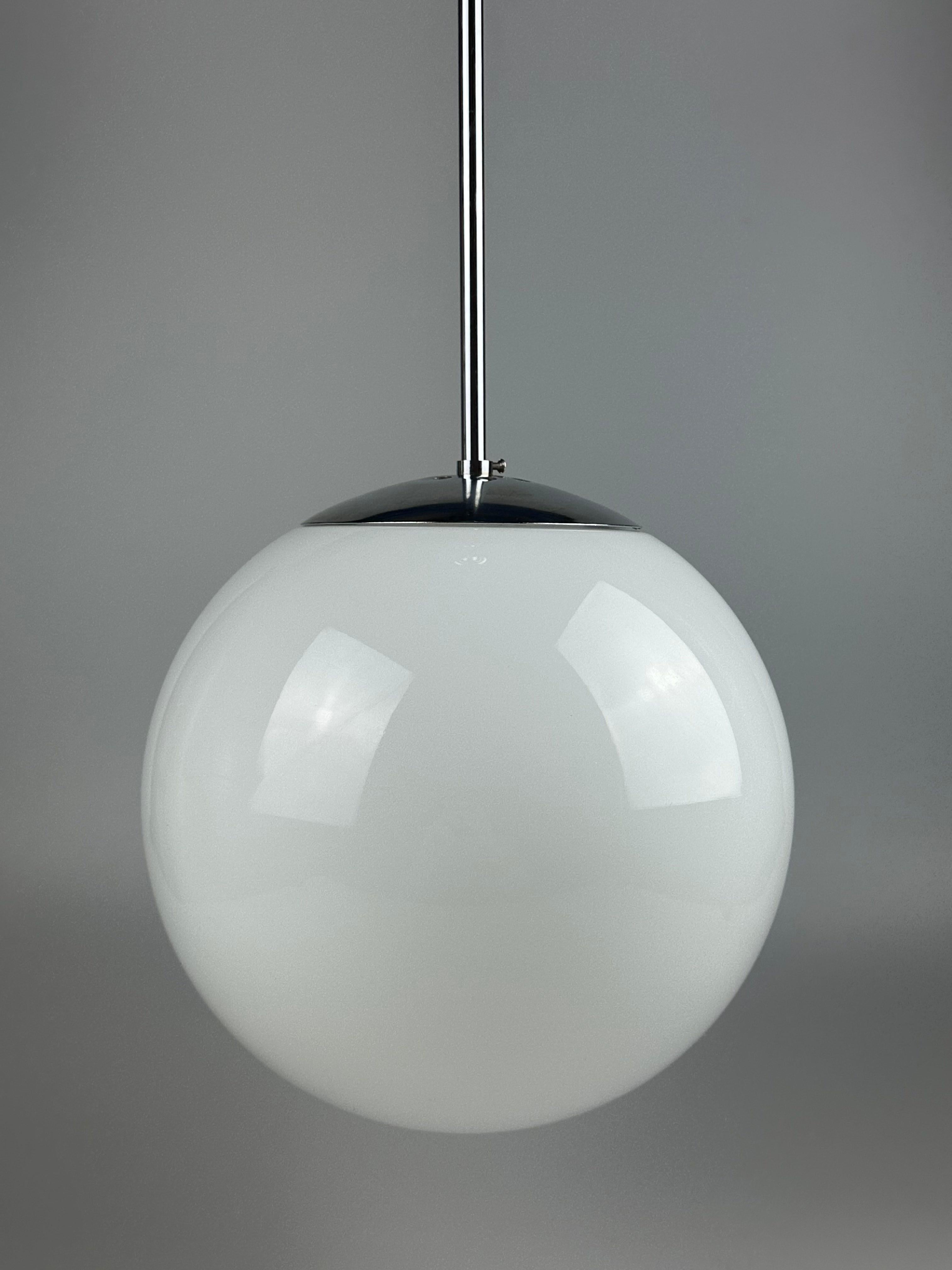Fine XX secolo Lampada a sospensione Globe degli anni '60 e '70, lampada da soffitto in vetro, design A Space Age in vendita