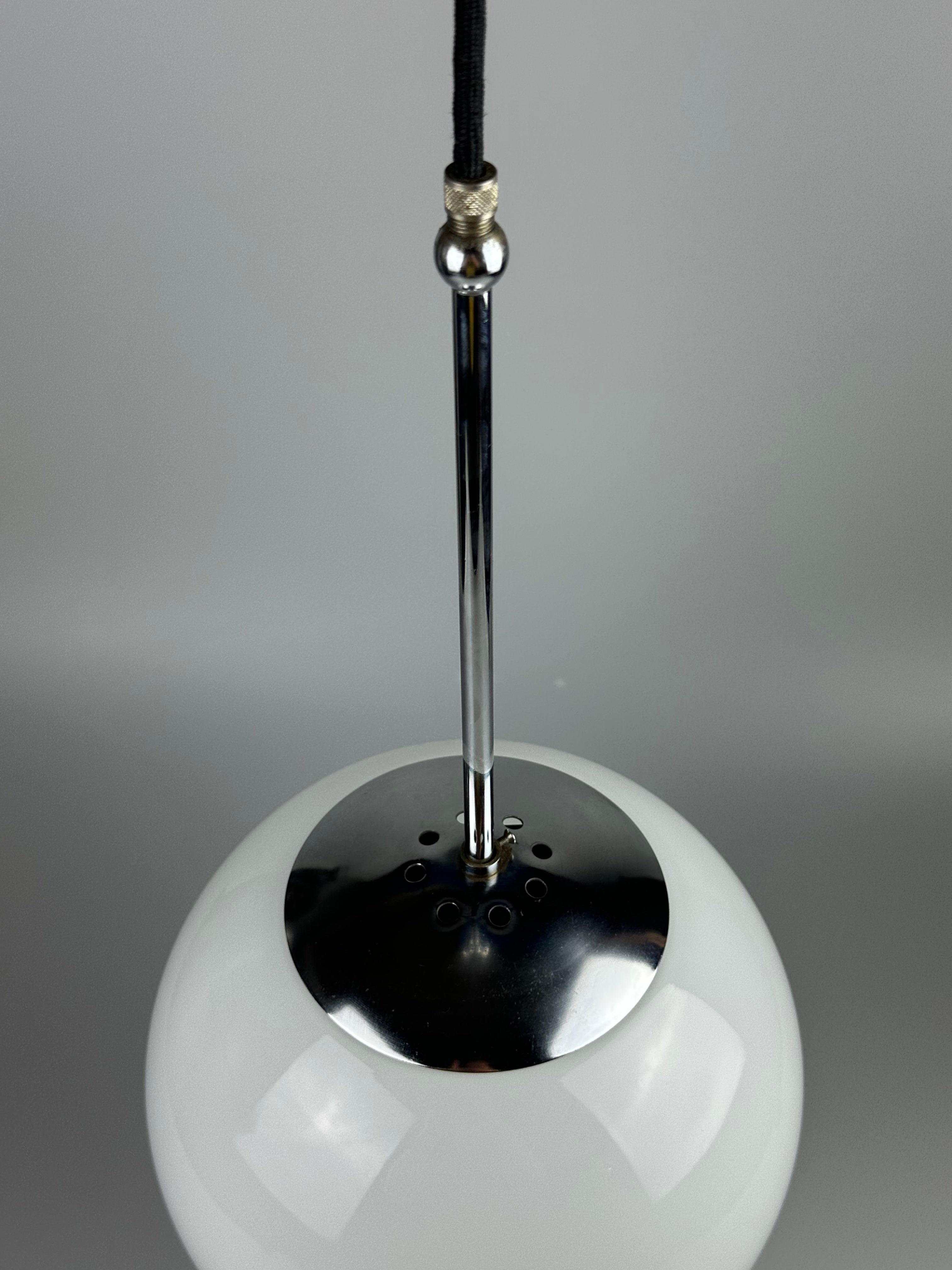 Metallo Lampada a sospensione Globe degli anni '60 e '70, lampada da soffitto in vetro, design A Space Age in vendita