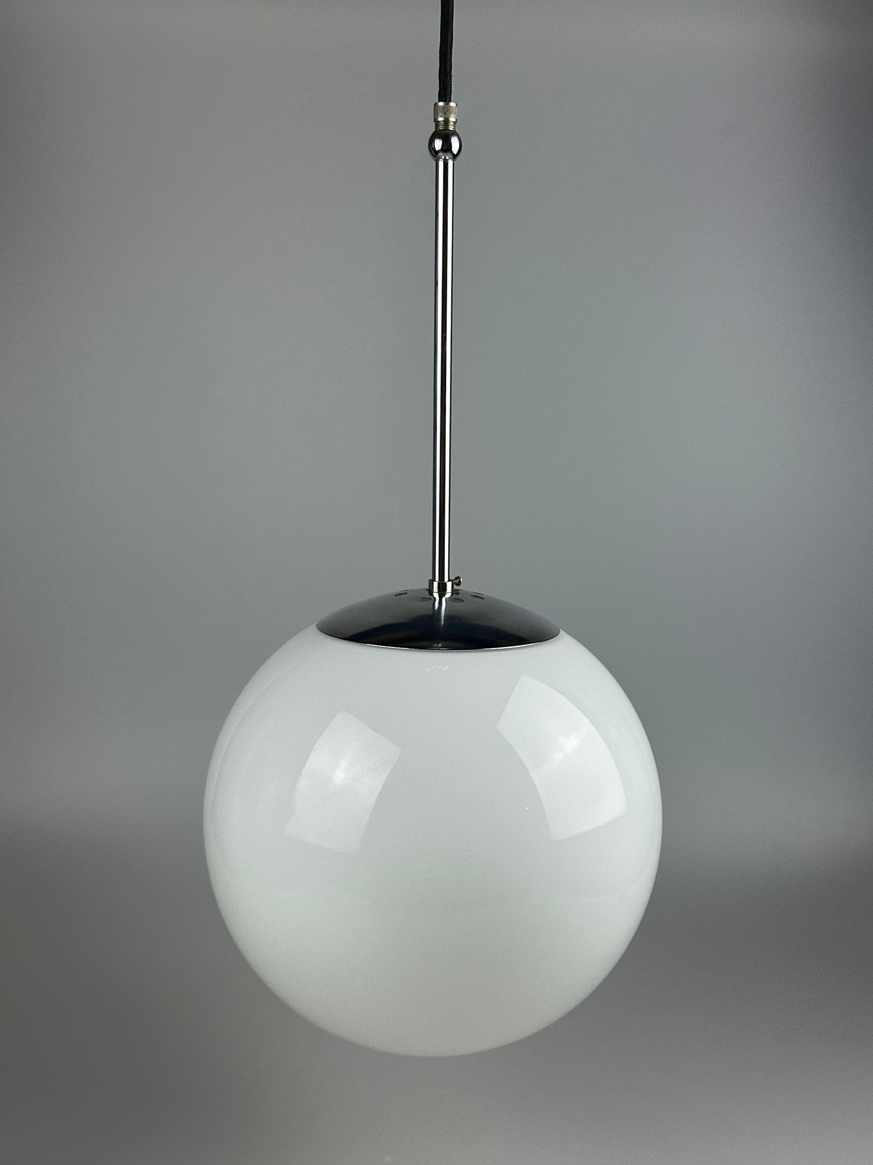 Lampada a sospensione Globe degli anni '60 e '70, lampada da soffitto in vetro, design A Space Age in vendita 2