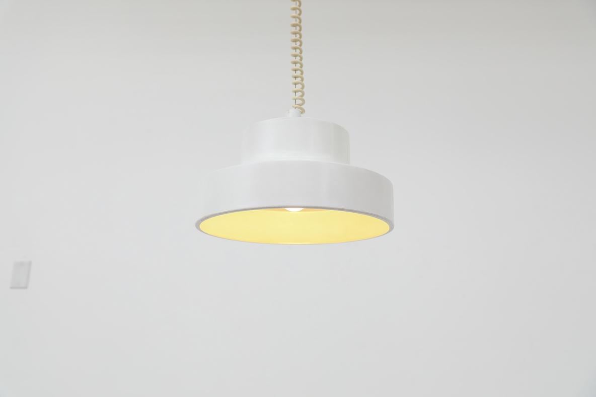 Lampada a sospensione Mod degli anni '60, smaltata in bianco e ispirata ad Anders Pehrson, con meccanismo a corde retrattili nel baldacchino che permette di regolare l'altezza fino a 40