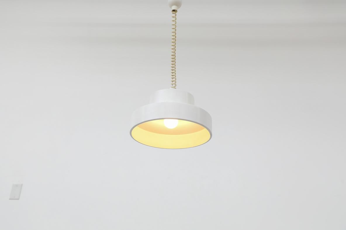 Mid-Century moderno Lampada a sospensione ad altezza regolabile Mod White Enameled degli anni '60, ispirata a Anders Pehrson in vendita