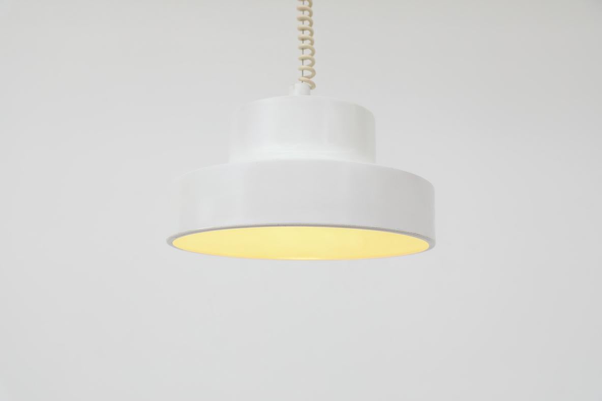 Svedese Lampada a sospensione ad altezza regolabile Mod White Enameled degli anni '60, ispirata a Anders Pehrson in vendita