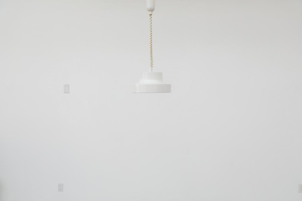 XX secolo Lampada a sospensione ad altezza regolabile Mod White Enameled degli anni '60, ispirata a Anders Pehrson in vendita