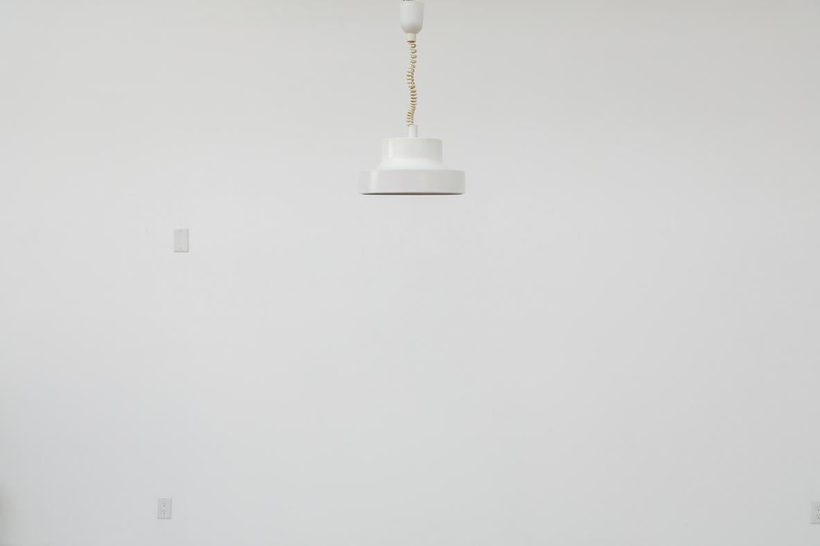 Lampada a sospensione ad altezza regolabile Mod White Enameled degli anni '60, ispirata a Anders Pehrson in vendita 1