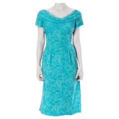 Robe ROBERT MORTON des années 1960 en mousseline de soie à fleurs turquoise drapée à col bateau avec S