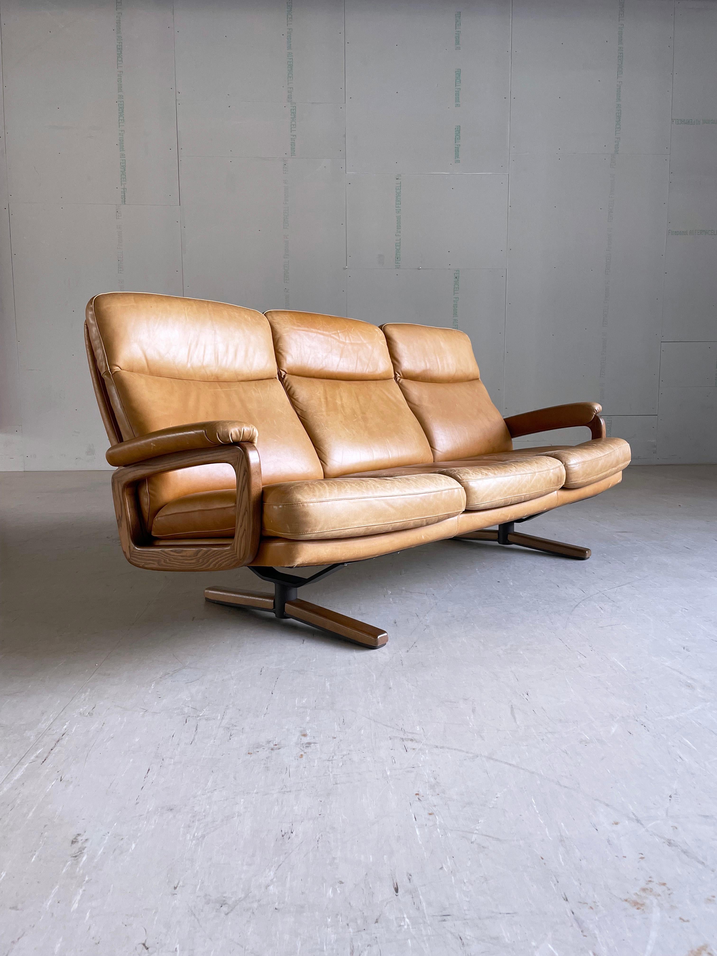 1960's André Vandenbeuck 3 Seater Leather Sofa - Strässle, Switzerland  In Good Condition In Bern, CH