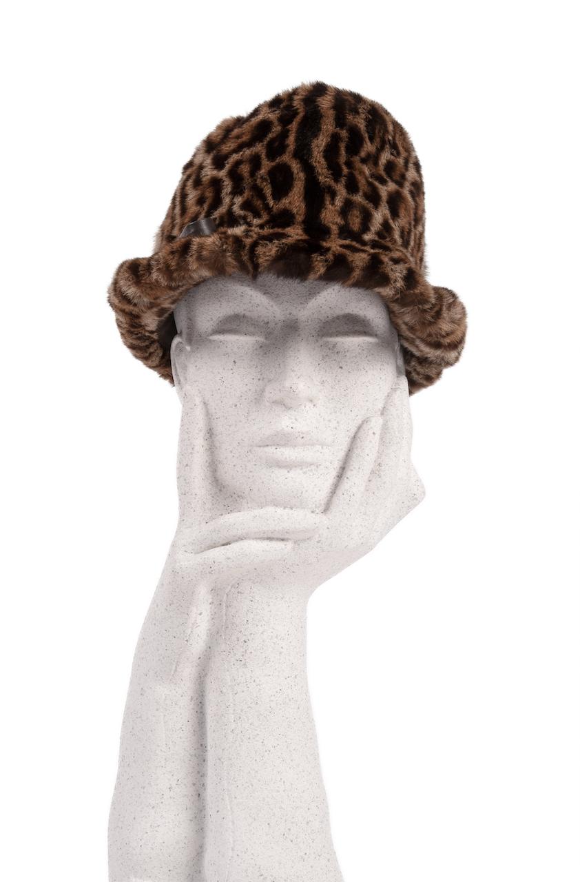 This is a 1960s sublime animal print fur hat in the style of Elizabeth Taylor.

The design is made from soft genuine fur showcasing the characteristic black ocelot spots on a beige to caramel background.
 
The hat features a high crown with a