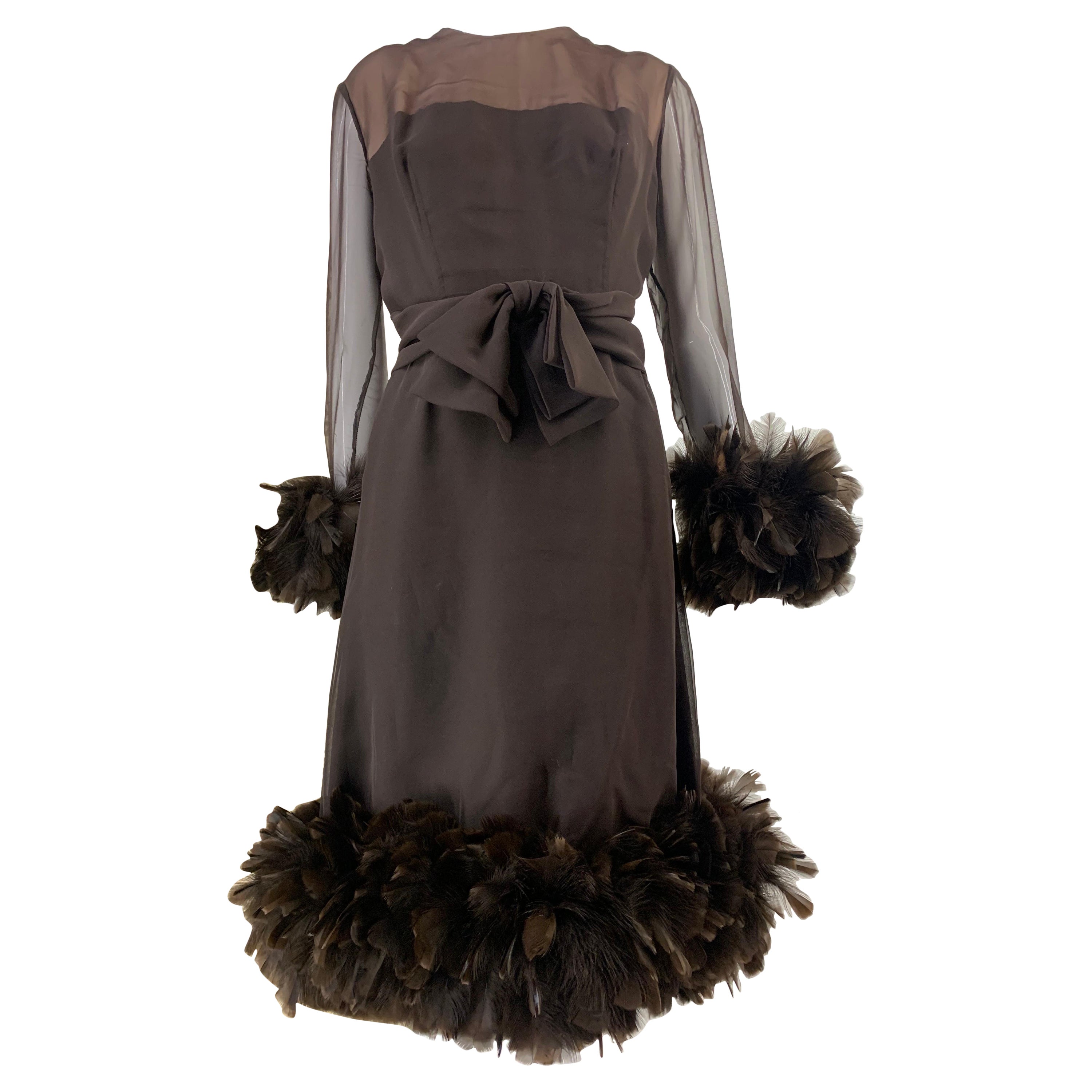1960 ANITA MODES Robe en mousseline et crêpe chocolat avec bordure en plumes de dinde