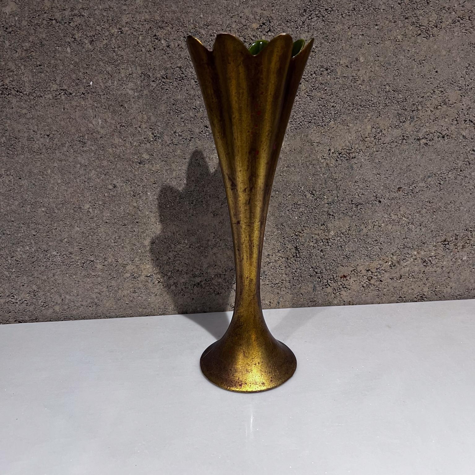 
1960s Anthony Gold Leaf Trumpet Bud Vase Pottery
Freeman McFarlin Pottery El Monte, California
11.25 h x 3.75 diameter 
Stamped Anthony USA #572
Vase interior is glazed green.
Preowned original vintage condition
Refer to images.