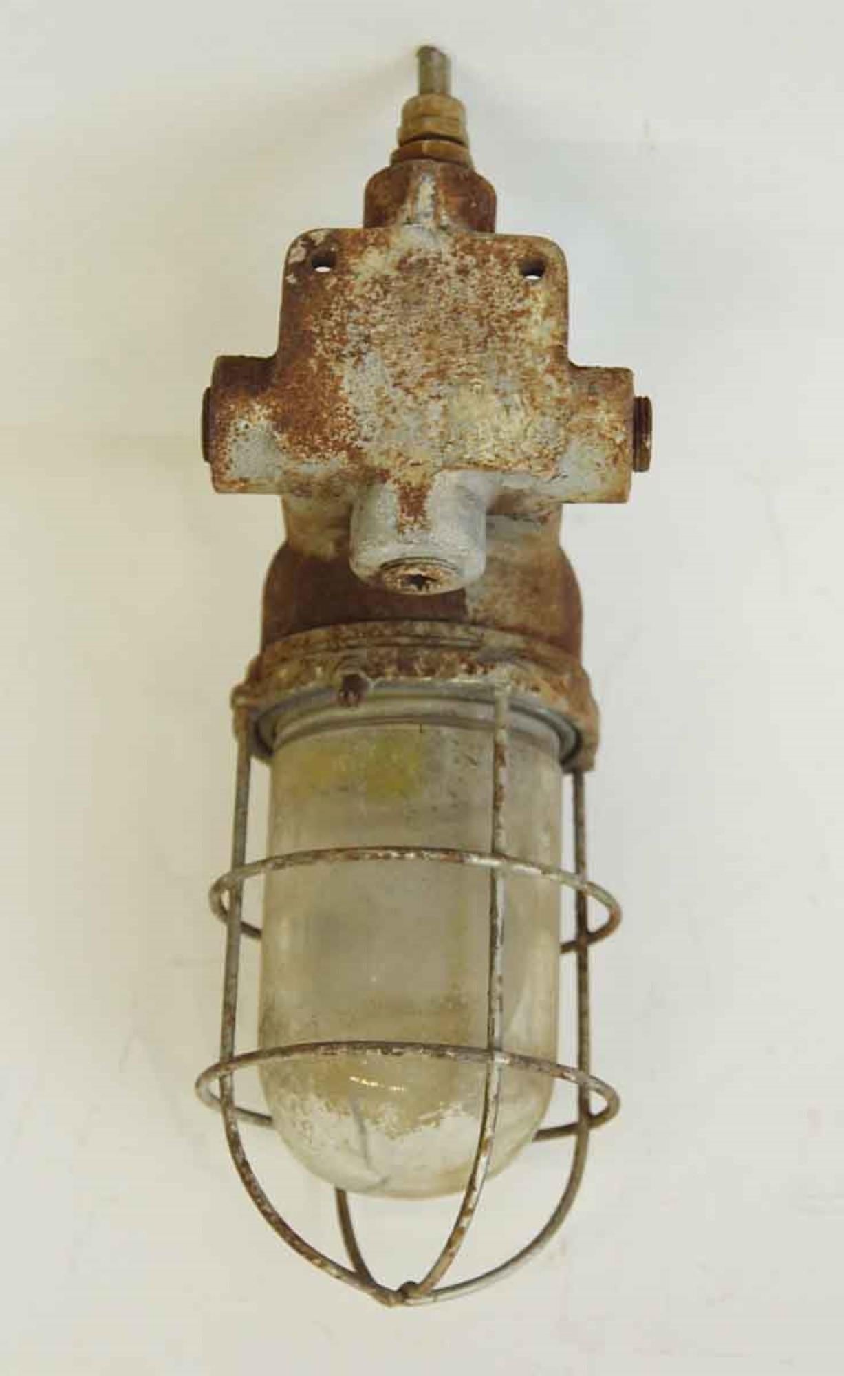 Moulage Ancienne applique industrielle ou nautique des années 1960, avec patine d'origine