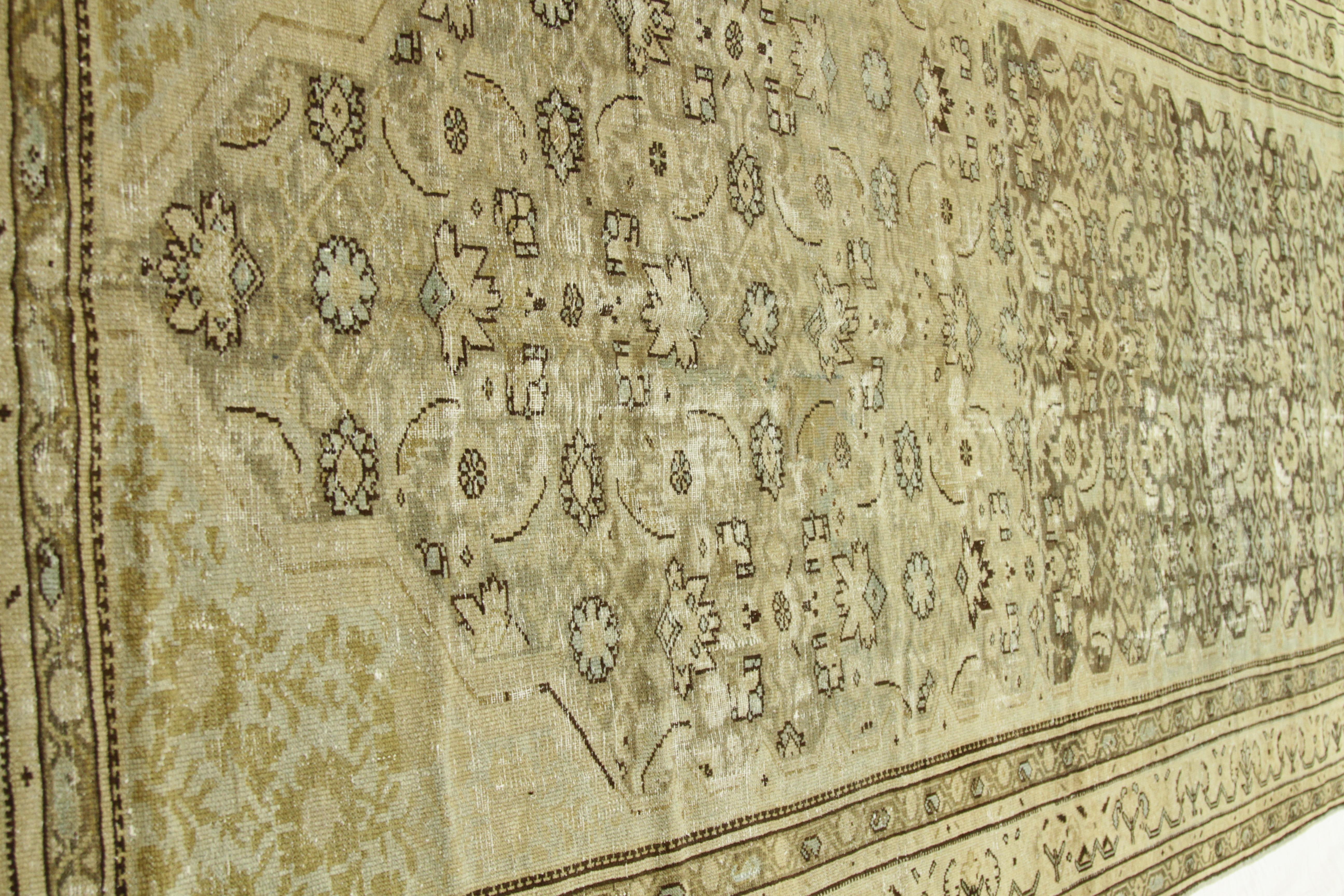Alfombra persa antigua de los años 60 Diseño malayer con detalles florales desvaídos en venta 3