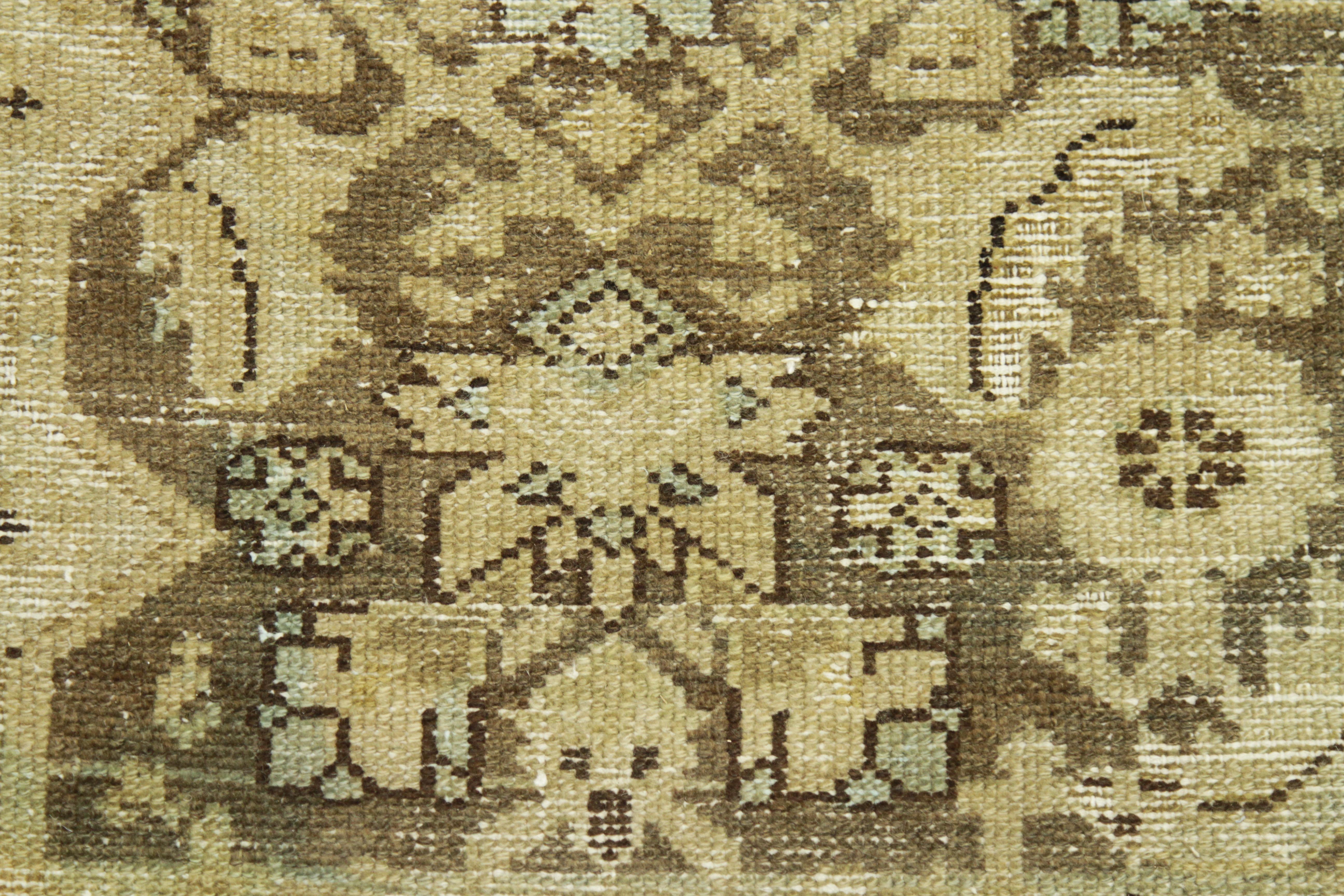Alfombra persa antigua de los años 60 Diseño malayer con detalles florales desvaídos en venta 4