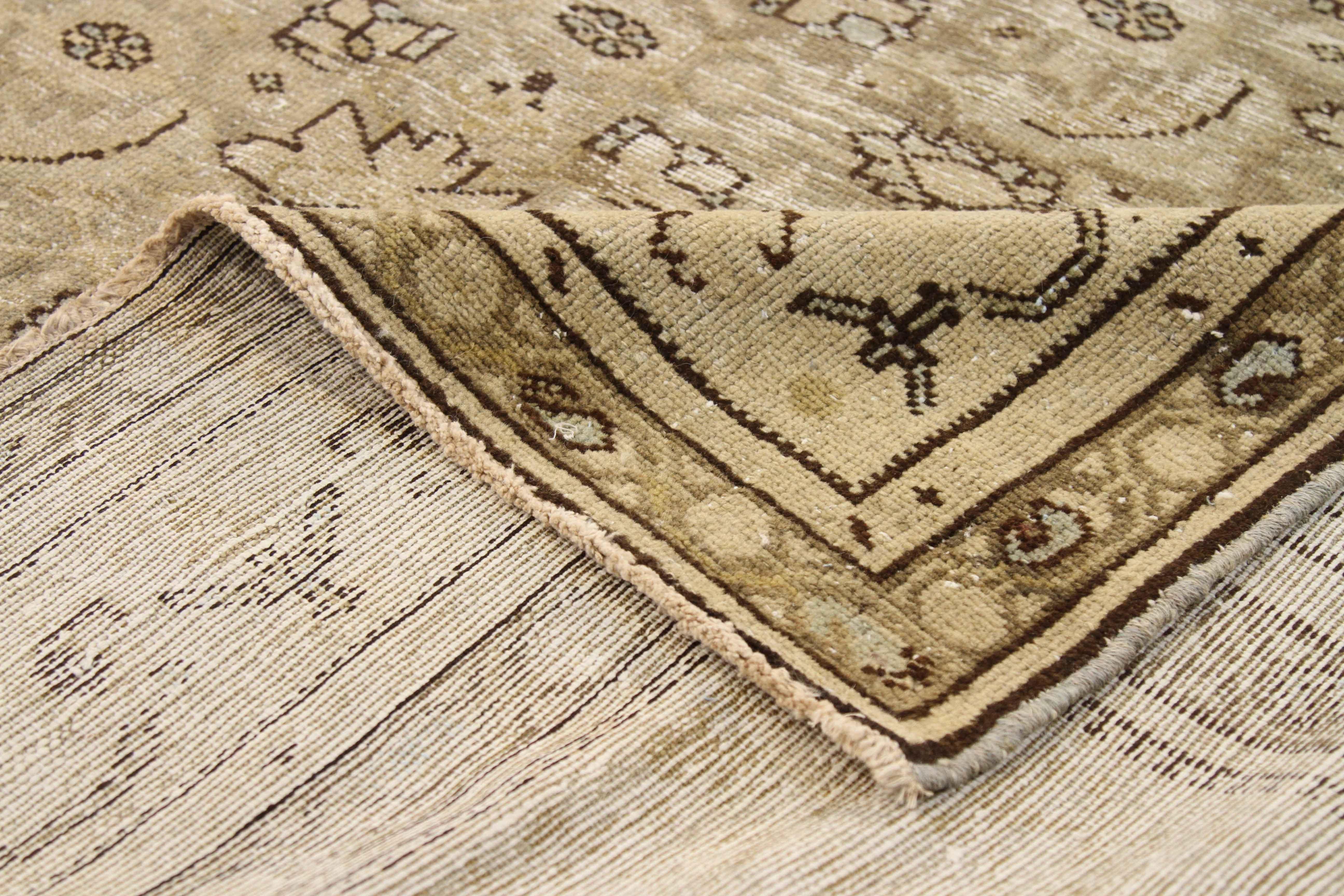 Antigua alfombra persa hecha a mano en la década de 1960 con lana de la mejor calidad y tintes orgánicos. Creada con patrones de diseño vinculados a los tejedores Malayer, esta pieza muestra un precioso desvanecimiento de detalles florales en el