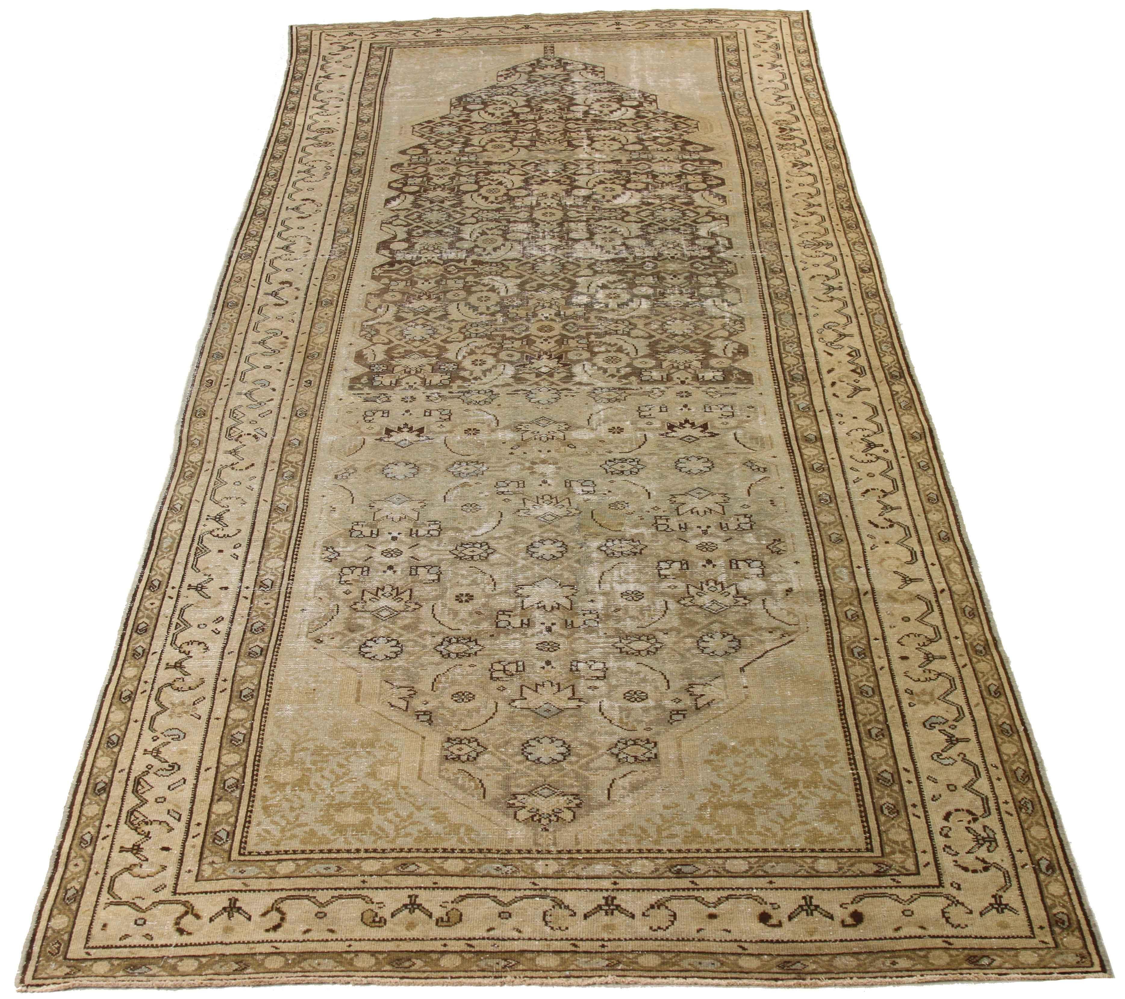 Alfombra persa antigua de los años 60 Diseño malayer con detalles florales desvaídos Anudado a mano en venta