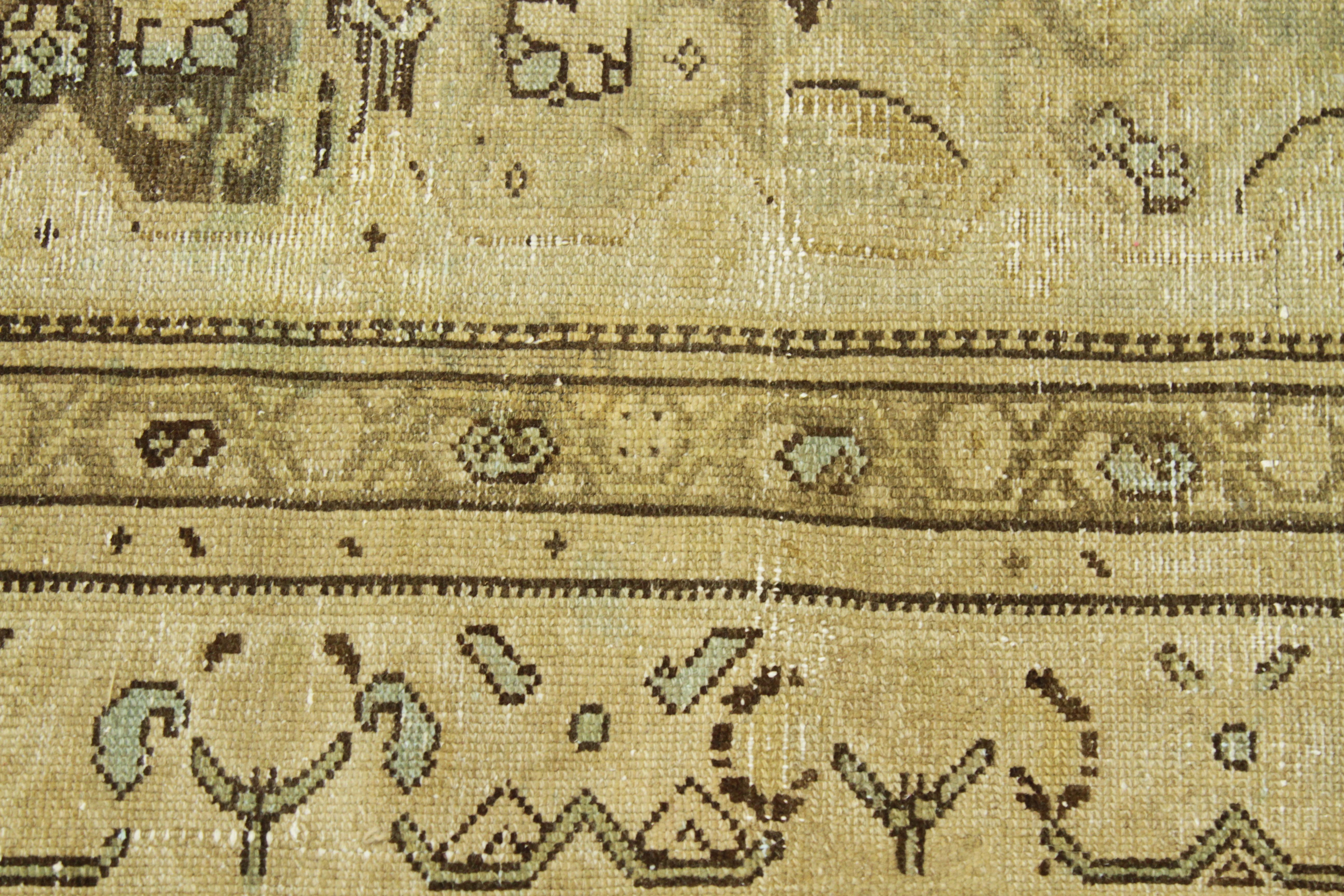 Alfombra persa antigua de los años 60 Diseño malayer con detalles florales desvaídos en venta 1