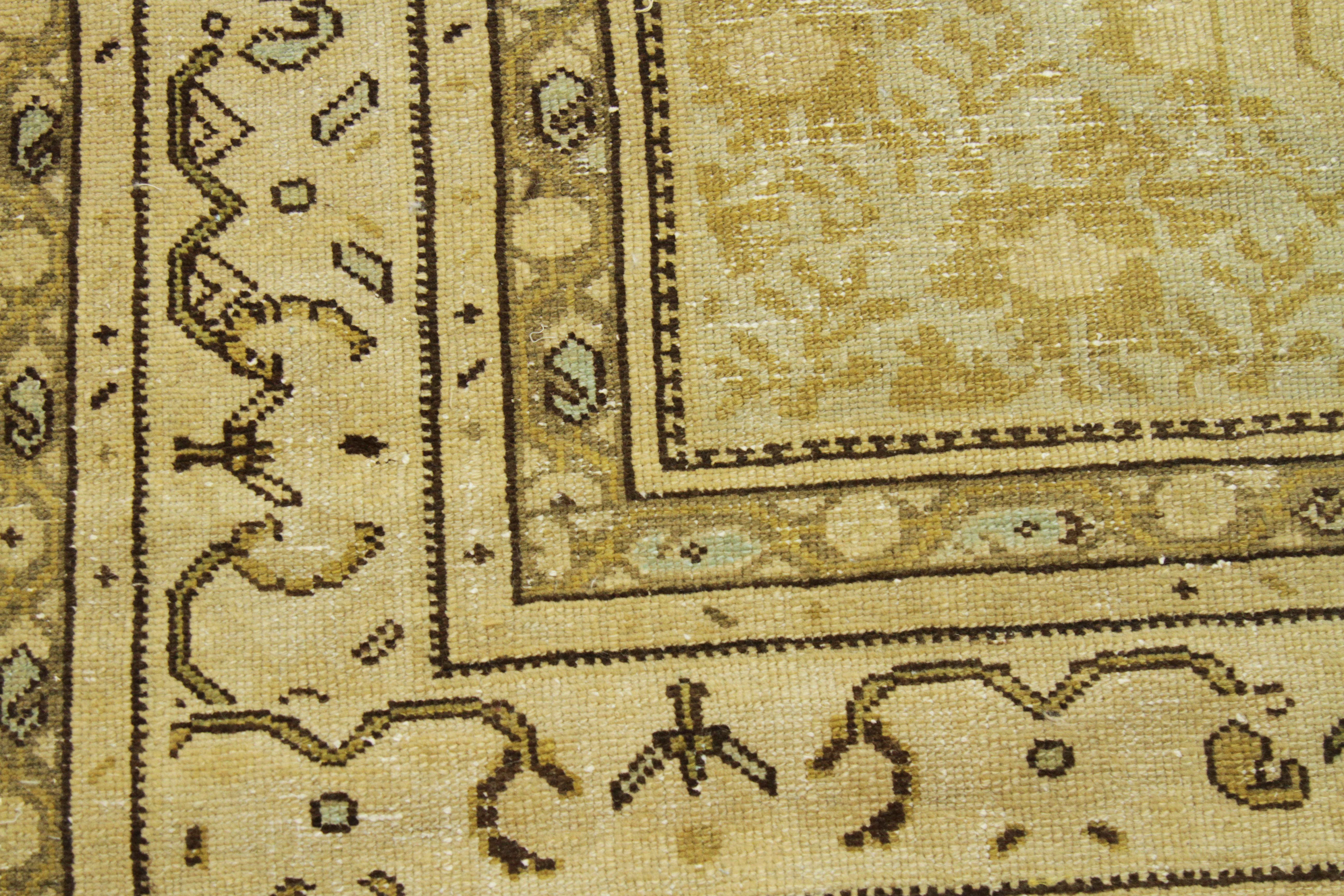Alfombra persa antigua de los años 60 Diseño malayer con detalles florales desvaídos en venta 2