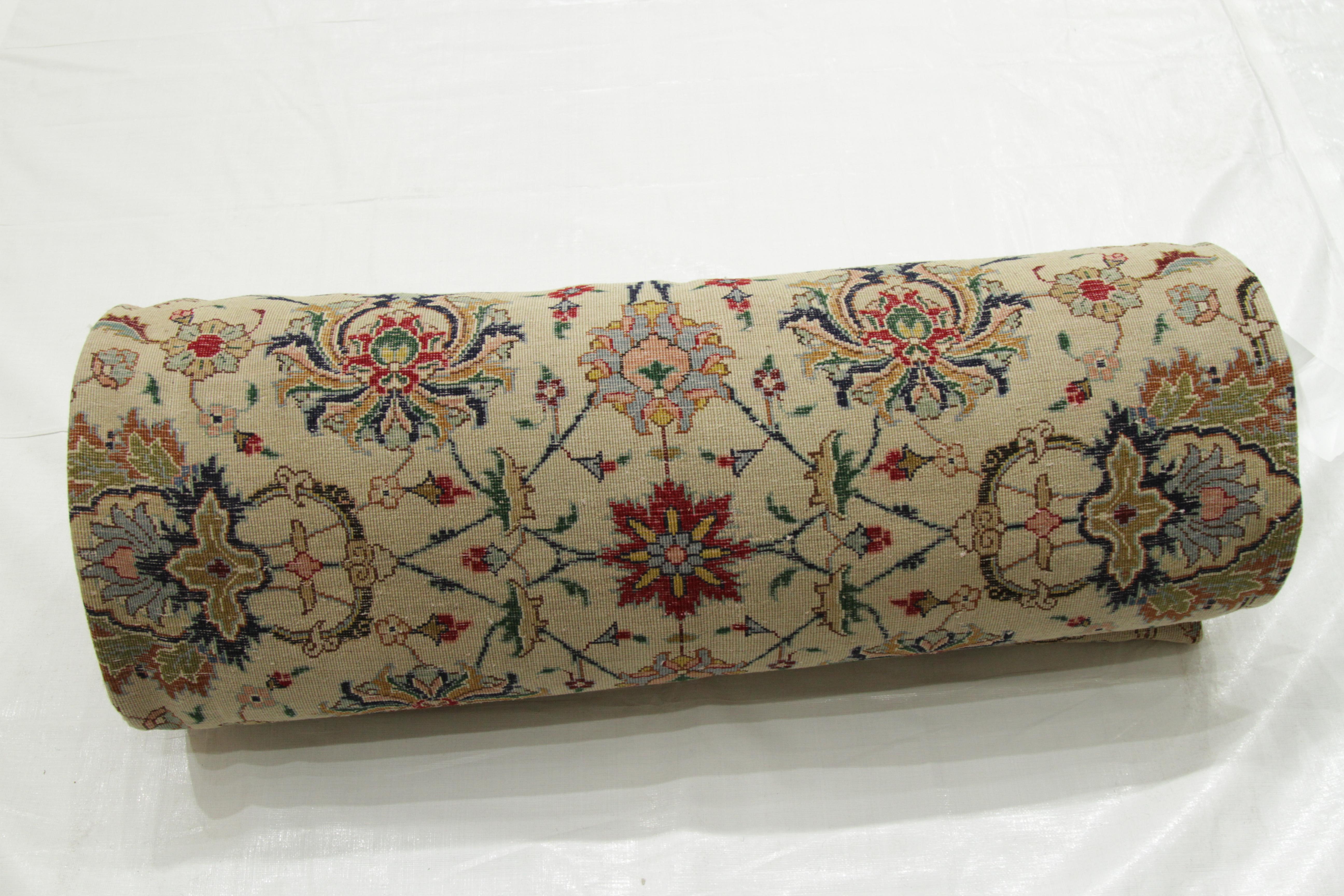Alfombra persa antigua Tabriz de los años 60 con motivos de flora y fauna en marfil y rosa en venta 3