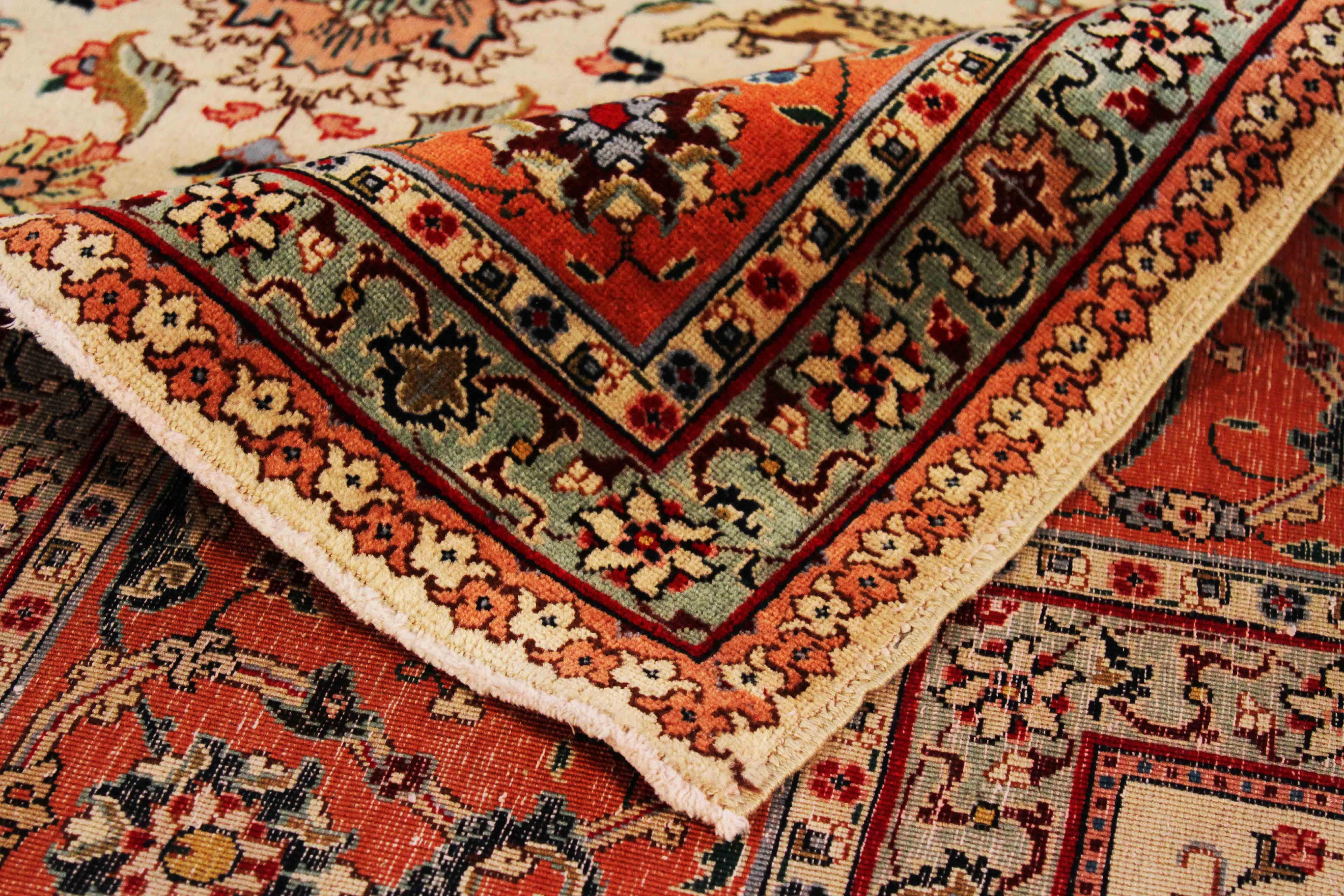 Antigua alfombra persa creada en la década de 1960 tejiendo a mano lana fina y coloreándola con ricos tintes orgánicos. El diseño de su campo es una increíble mezcla de detalles florales y animales en marfil, rojo y rosa. Es un estilo que ha hecho
