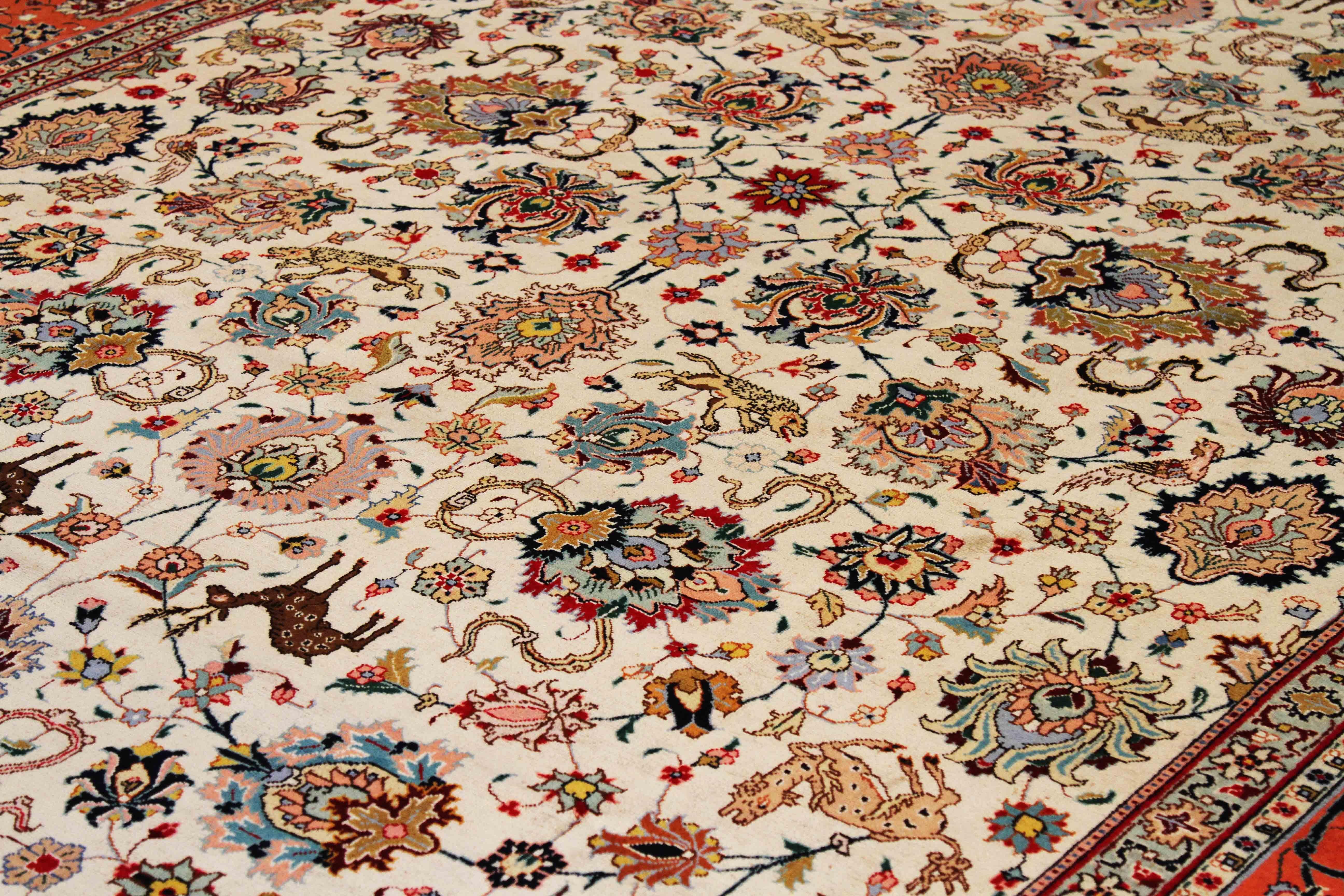 Alfombra persa antigua Tabriz de los años 60 con motivos de flora y fauna en marfil y rosa Persa en venta