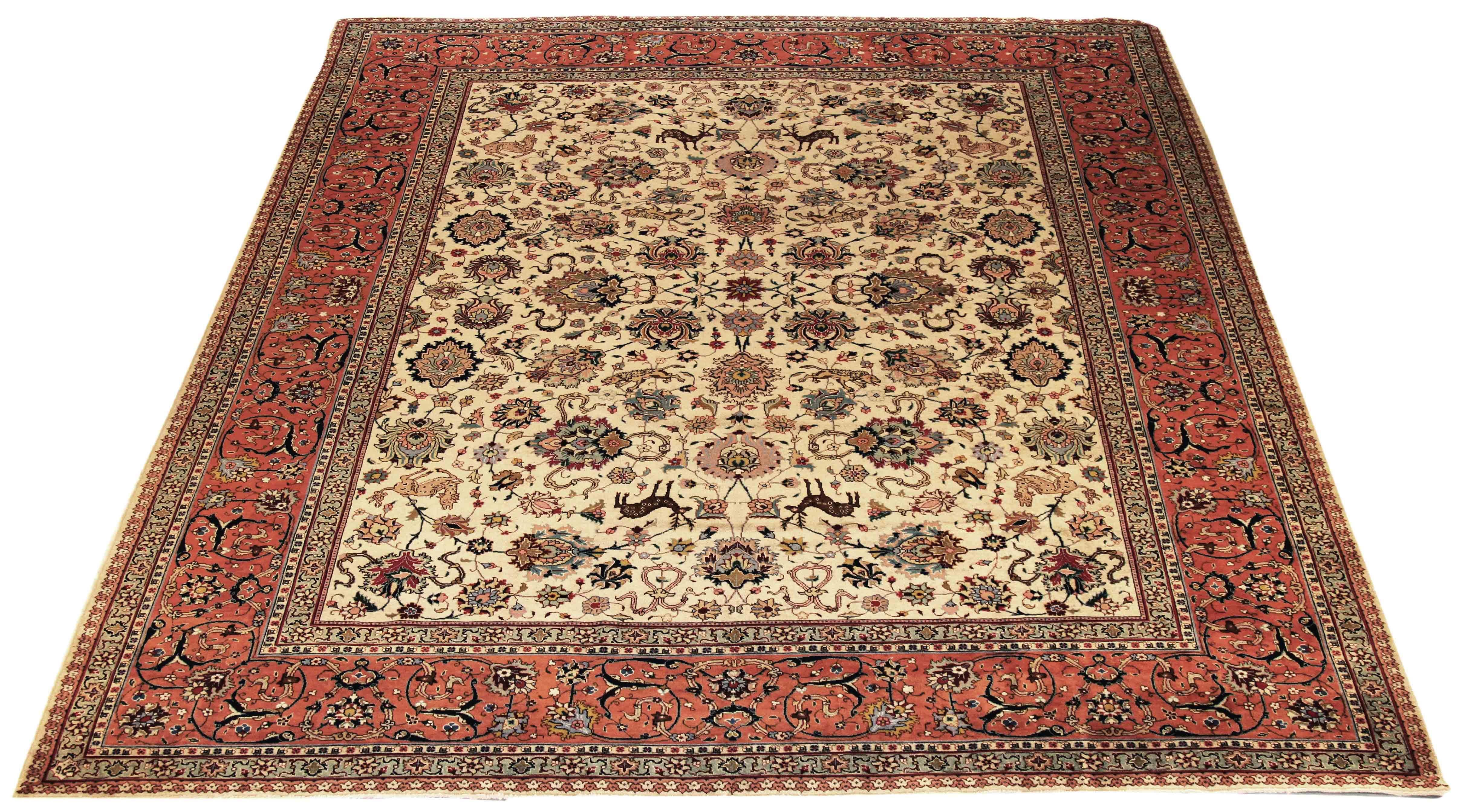 Alfombra persa antigua Tabriz de los años 60 con motivos de flora y fauna en marfil y rosa Anudado a mano en venta