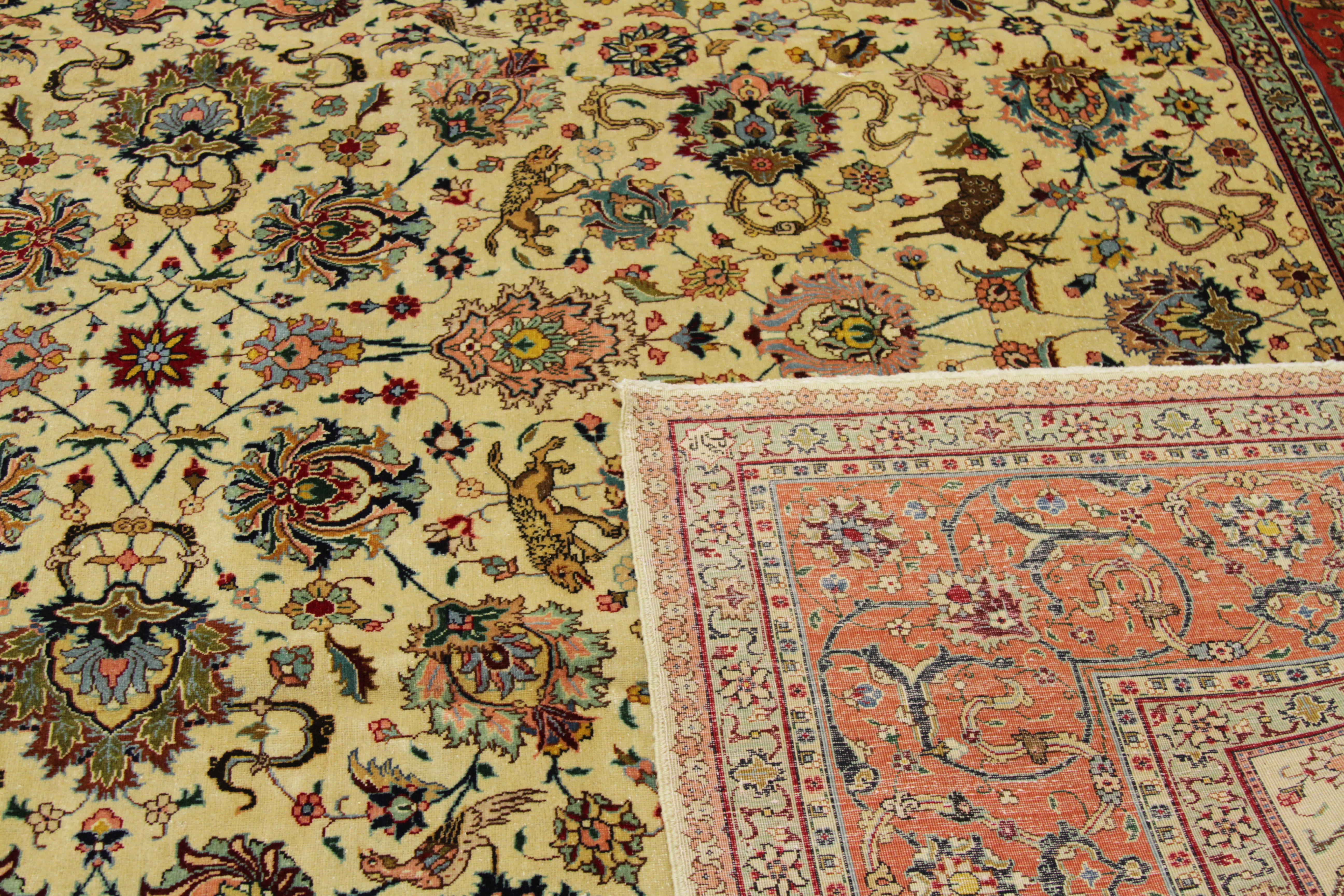 Alfombra persa antigua Tabriz de los años 60 con motivos de flora y fauna en marfil y rosa mediados del siglo XX en venta