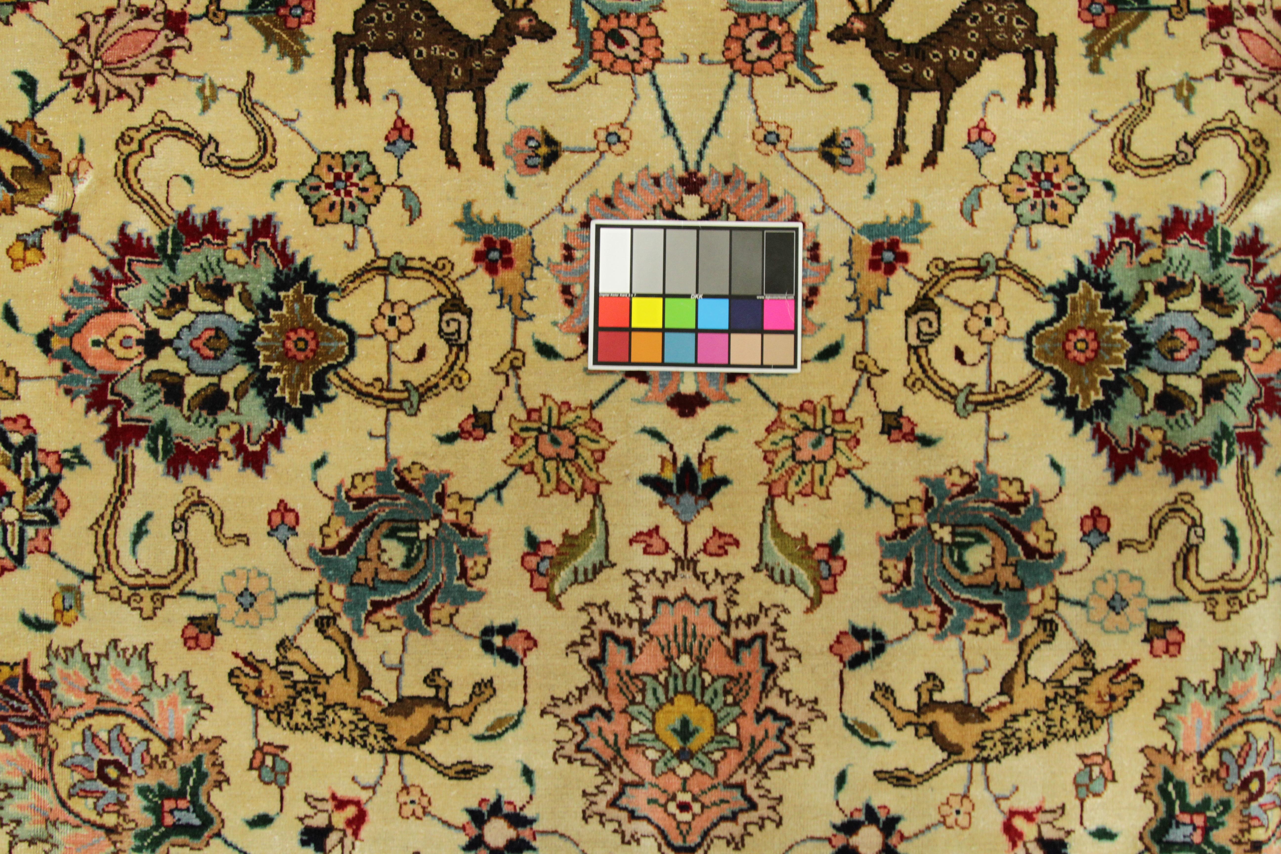Alfombra persa antigua Tabriz de los años 60 con motivos de flora y fauna en marfil y rosa Lana en venta