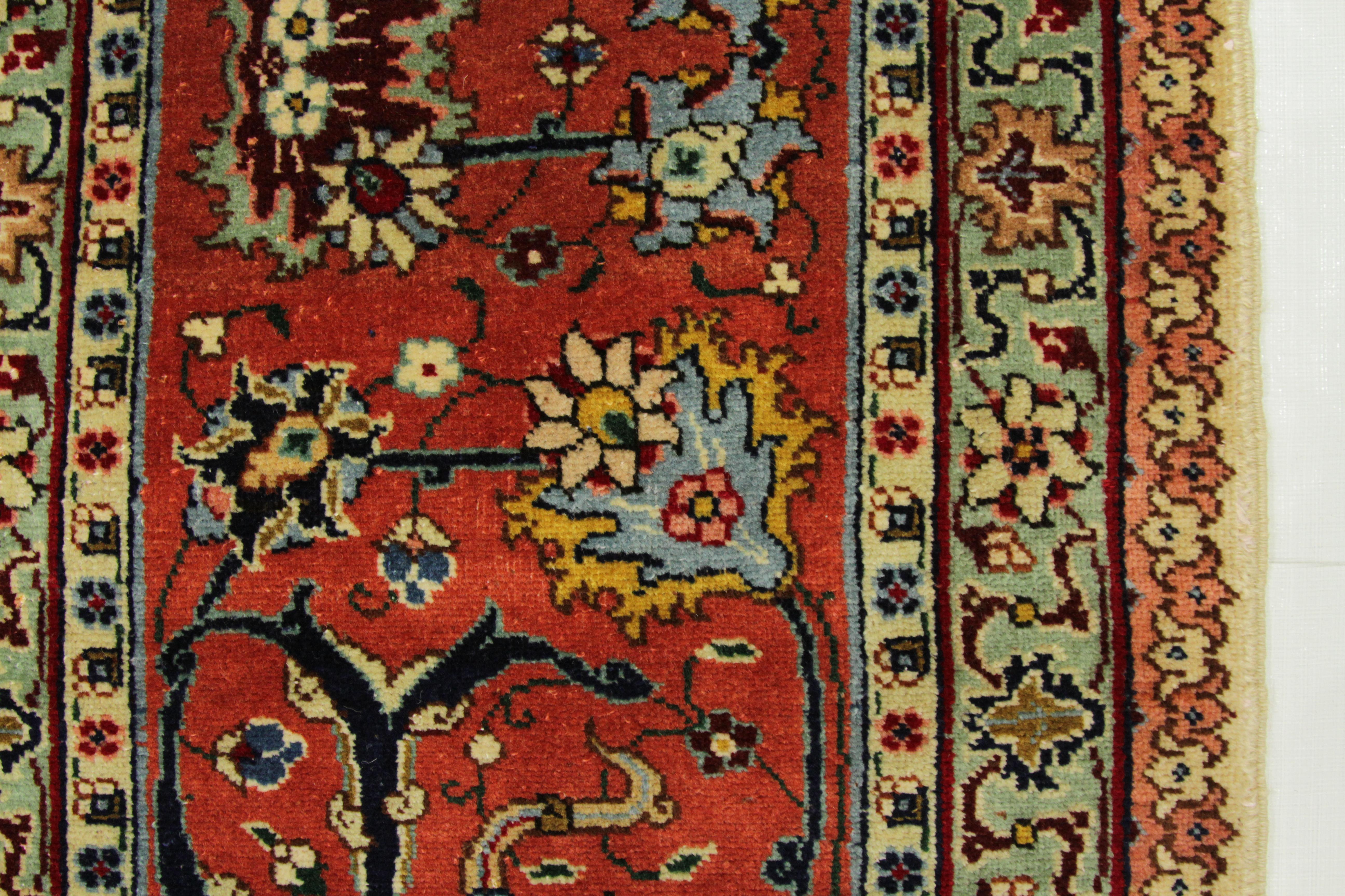 Alfombra persa antigua Tabriz de los años 60 con motivos de flora y fauna en marfil y rosa en venta 1