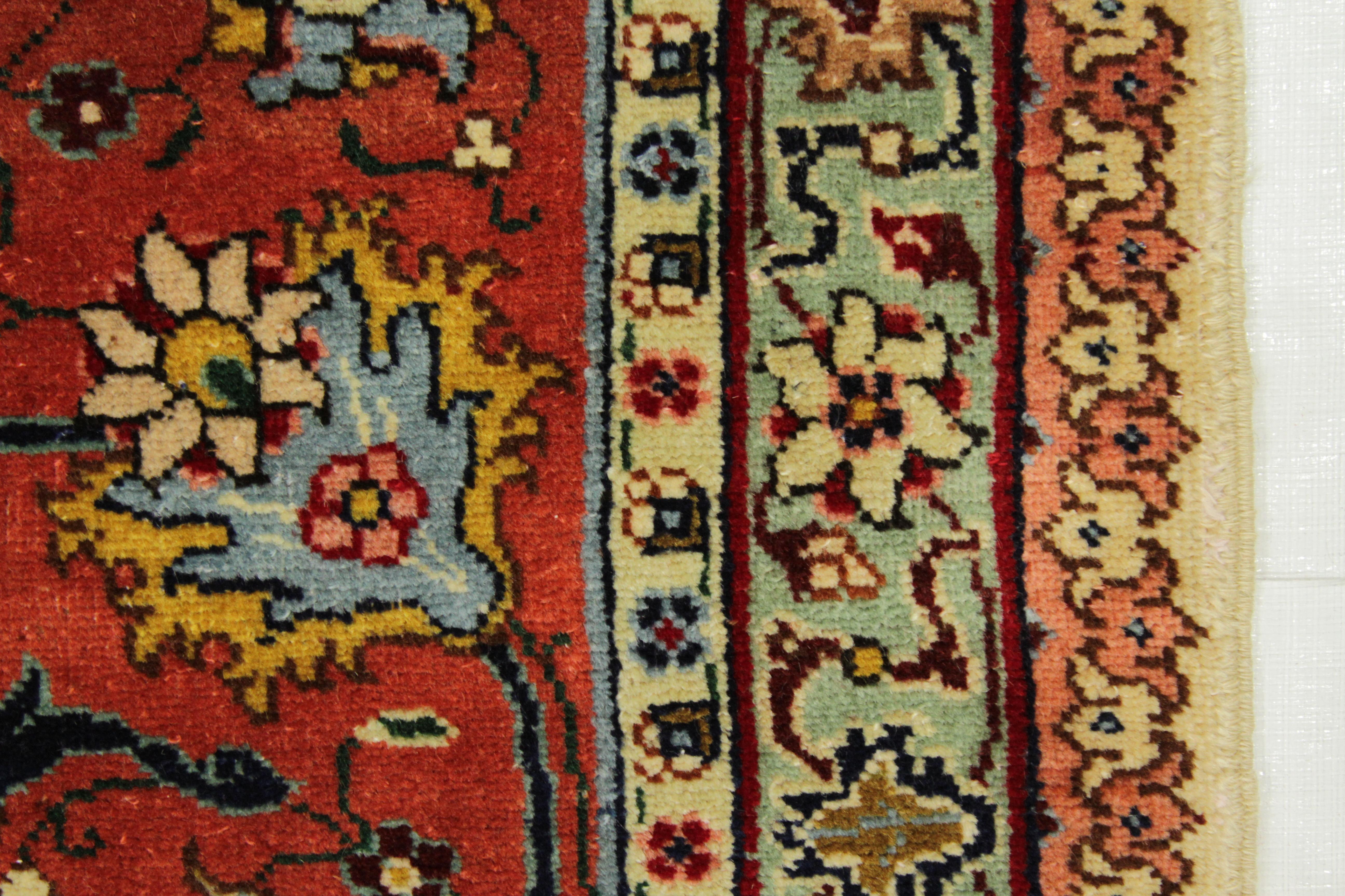 Alfombra persa antigua Tabriz de los años 60 con motivos de flora y fauna en marfil y rosa en venta 2