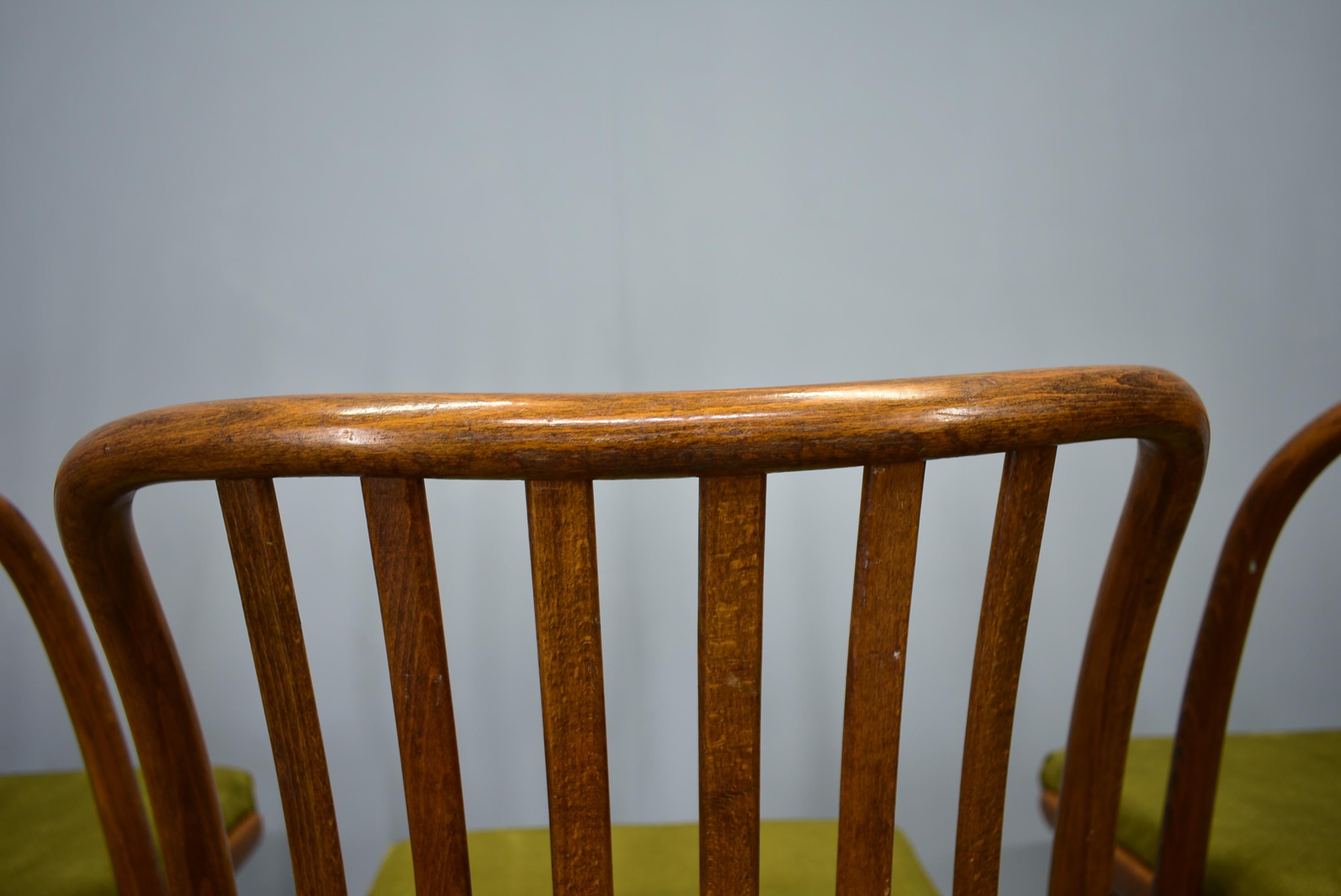 Juego de 4 sillas de comedor de haya Antonin Suman, años 60 en venta 9