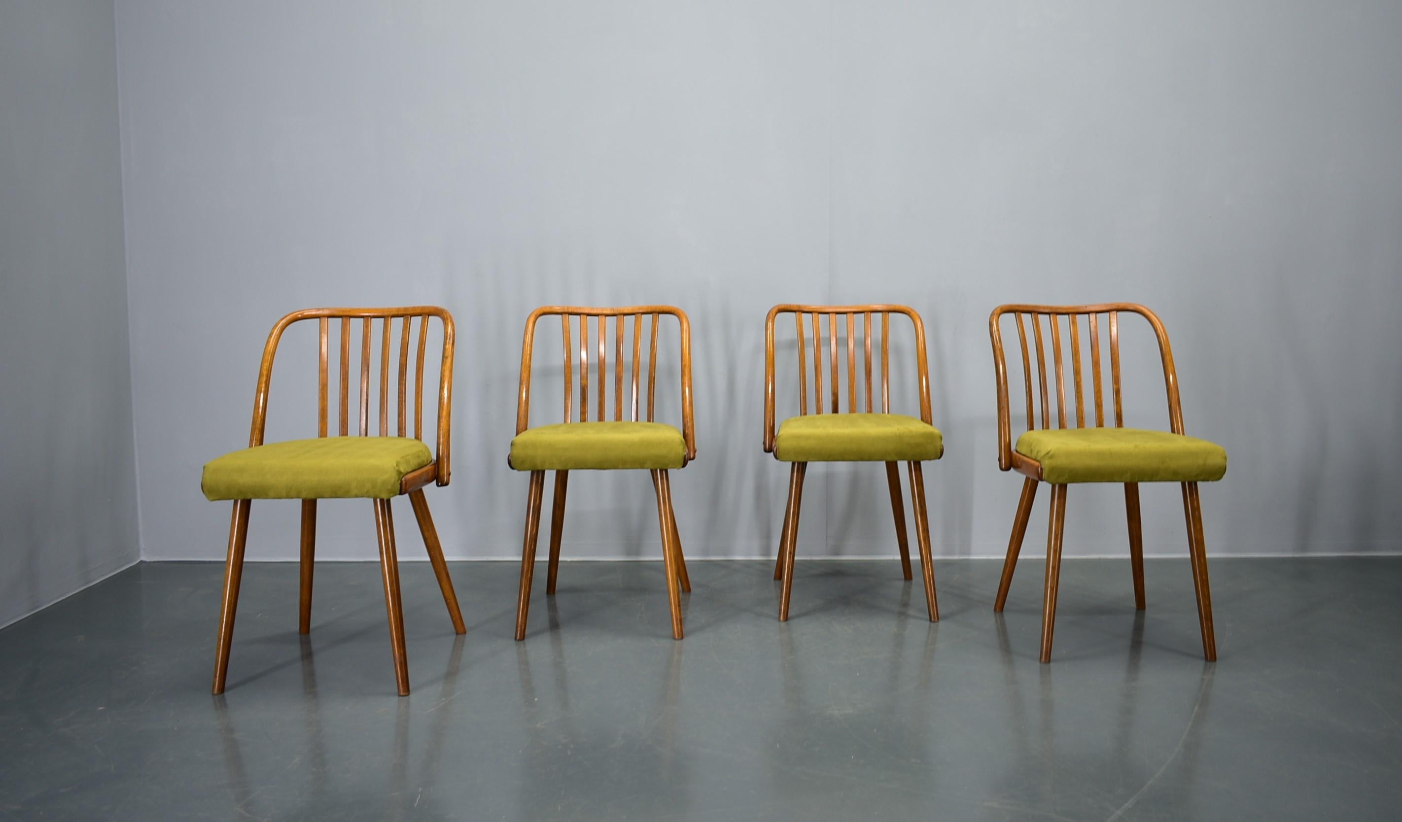 - Altura del asiento 49 cm
- Fabricado en Checoslovaquia.
-Se han renovado las piezas de madera.