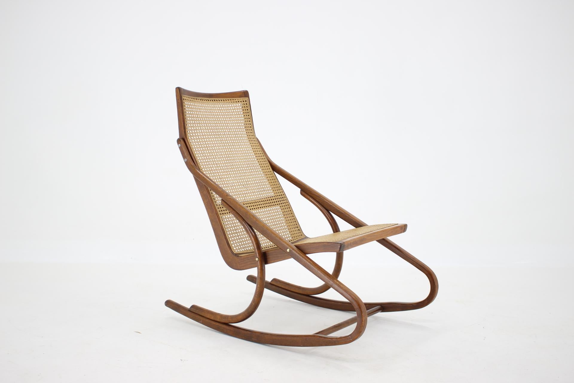 Mid-Century Modern Antonin Suman fauteuil à bascule en bois cintré des années 1960, Tchécoslovaquie en vente