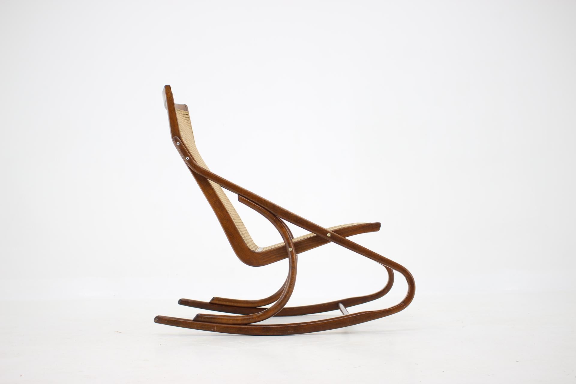 Tchèque Antonin Suman fauteuil à bascule en bois cintré des années 1960, Tchécoslovaquie en vente