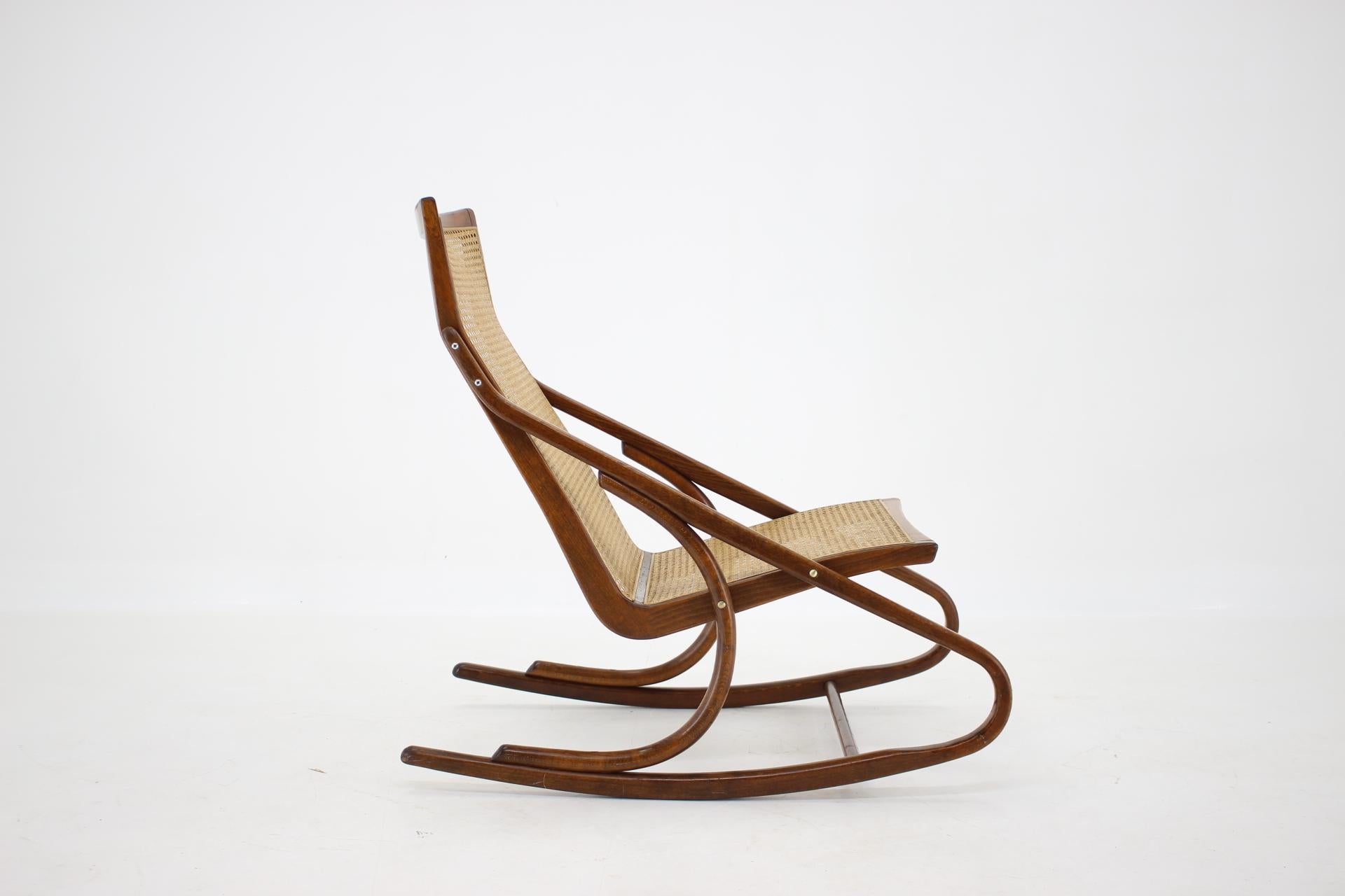Antonin Suman fauteuil à bascule en bois cintré des années 1960, Tchécoslovaquie Bon état - En vente à Praha, CZ