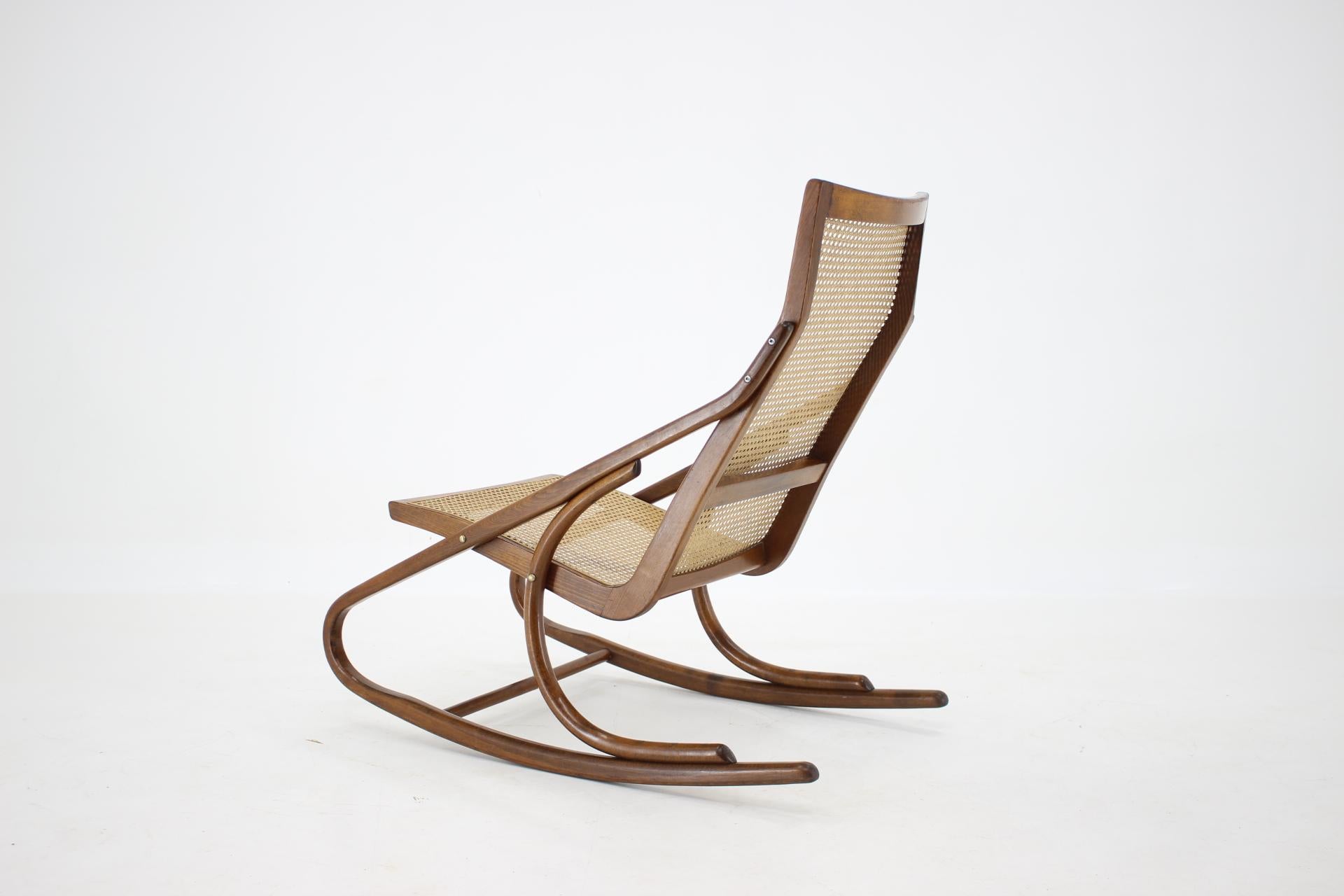 Canne Antonin Suman fauteuil à bascule en bois cintré des années 1960, Tchécoslovaquie en vente