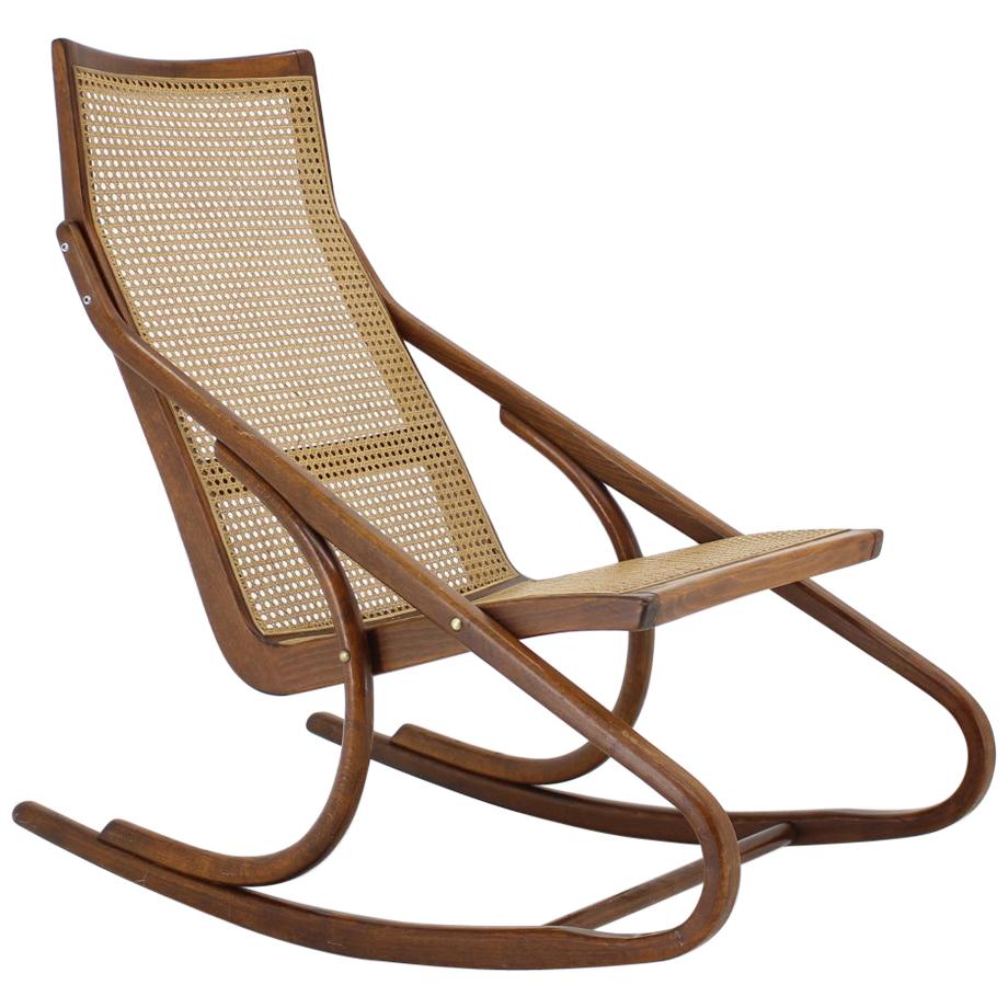 Antonin Suman fauteuil à bascule en bois cintré des années 1960, Tchécoslovaquie en vente