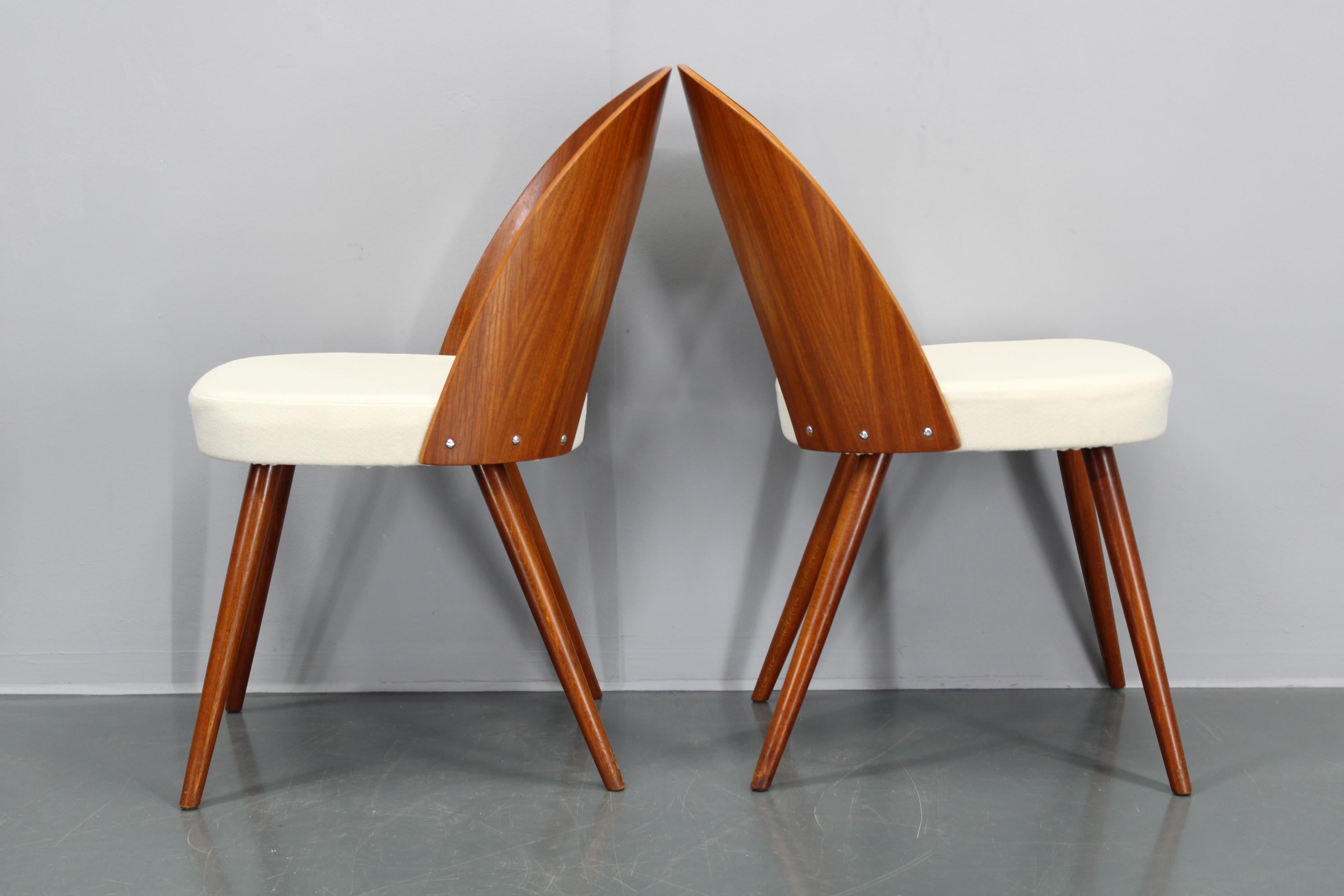Antonin Suman 1960er Jahre, Paar restaurierte Stühle in Nussbaum-Finish, Antonin Suman im Angebot 4