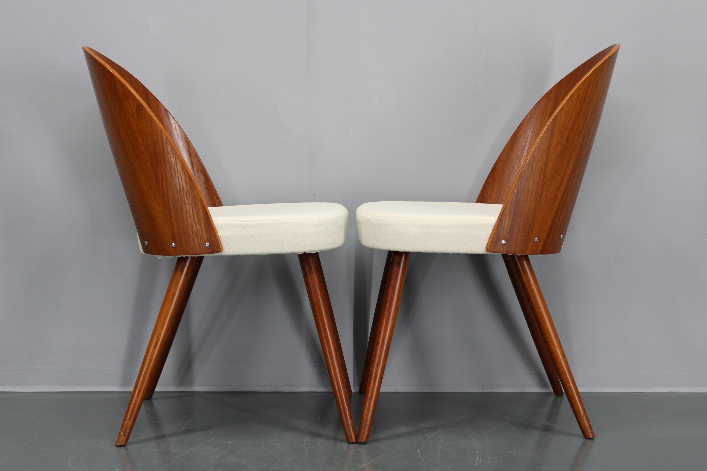 Antonin Suman 1960er Jahre, Paar restaurierte Stühle in Nussbaum-Finish, Antonin Suman im Angebot 6