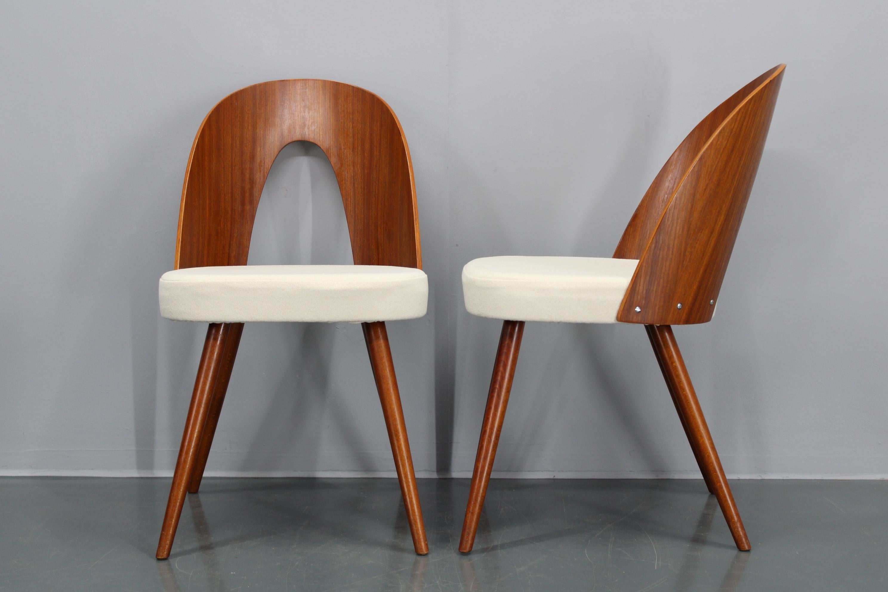 Antonin Suman 1960er Jahre, Paar restaurierte Stühle in Nussbaum-Finish, Antonin Suman im Angebot 7