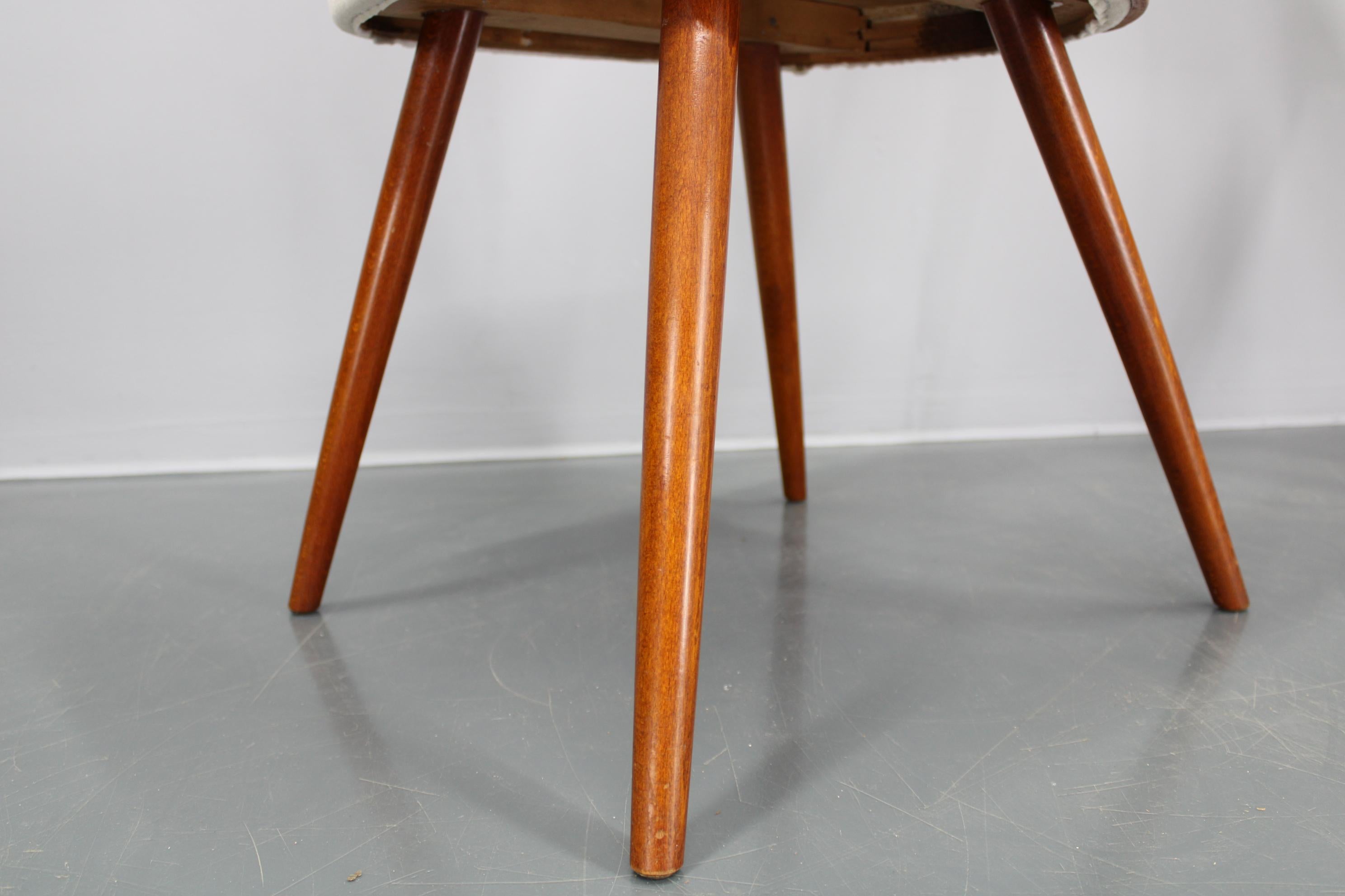 Antonin Suman 1960er Jahre, Paar restaurierte Stühle in Nussbaum-Finish, Antonin Suman im Angebot 2