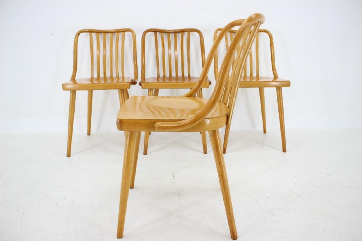 Antonin Suman ensemble de quatre chaises de salle à manger en hêtre des années 1960, Tchécoslovaquie en vente 4