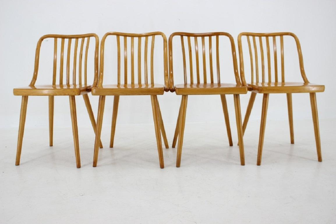 Mid-Century Modern Antonin Suman ensemble de quatre chaises de salle à manger en hêtre des années 1960, Tchécoslovaquie en vente
