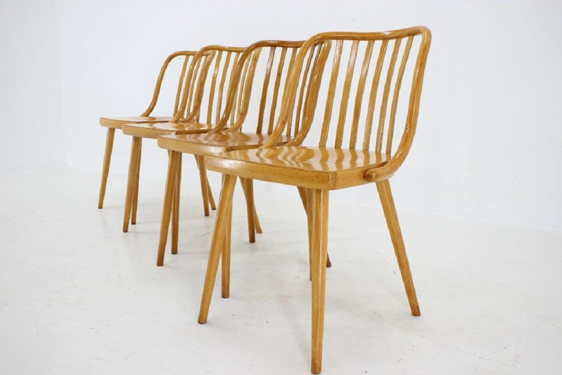 Tchèque Antonin Suman ensemble de quatre chaises de salle à manger en hêtre des années 1960, Tchécoslovaquie en vente