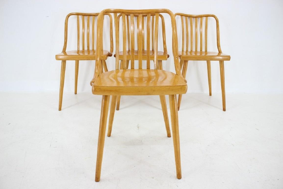 Antonin Suman ensemble de quatre chaises de salle à manger en hêtre des années 1960, Tchécoslovaquie Bon état - En vente à Praha, CZ